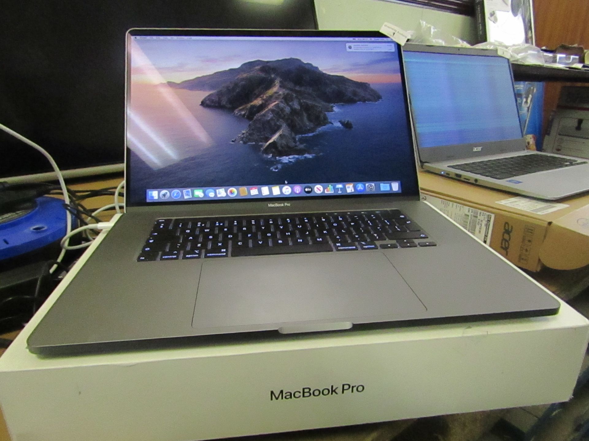 Apple 16" Macbook Pro A2141. 512GB SSD In Space Grey.Powers on & Goes through to Home Screen. Have