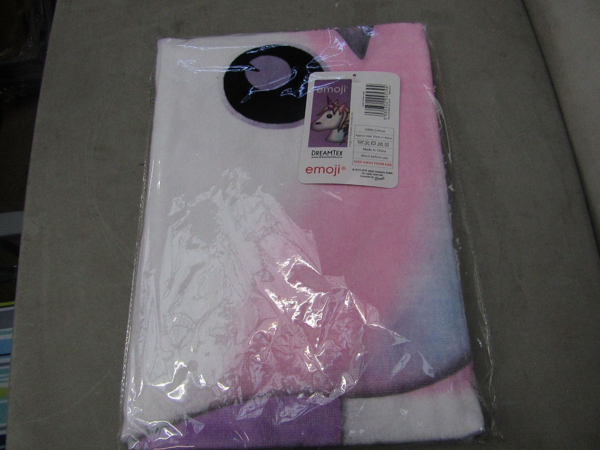 2 x Dreamtex Emoji Towels. New & Packaged. 140cm x 70cm