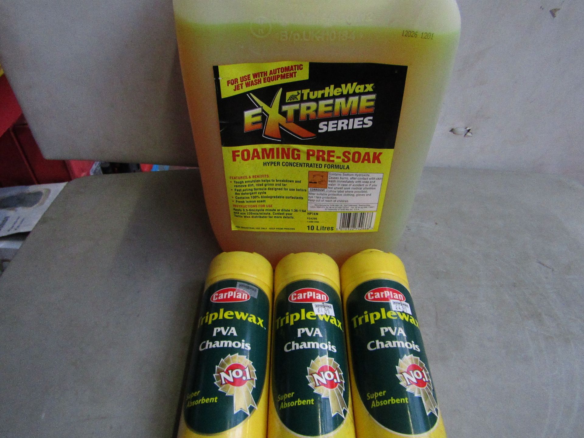 1x TurtleWax - Foaming Pre-Soak 10 Litres - Unused. 3x Carplan - Triplewax PVA Chamois - All Unused.