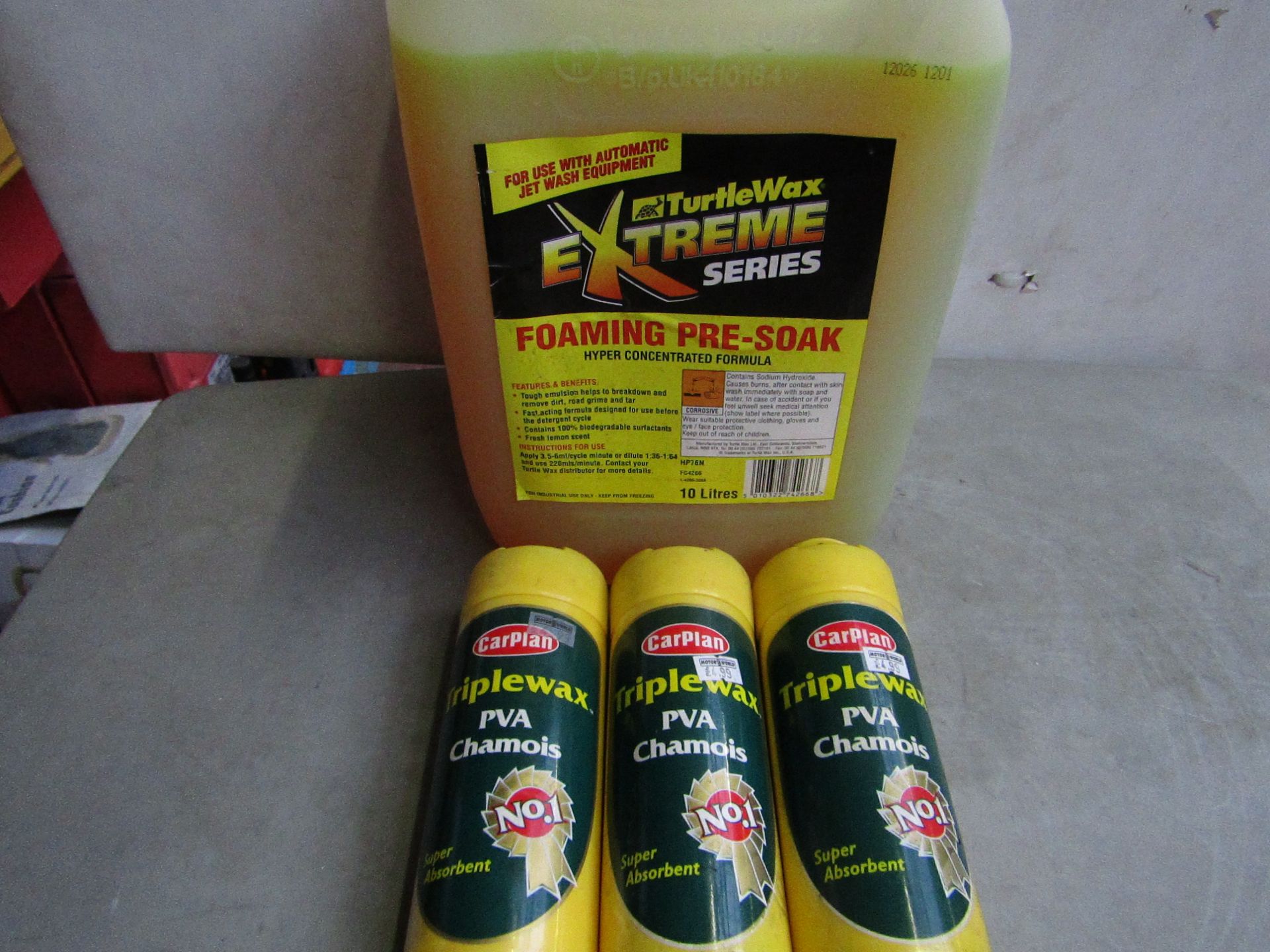 1x TurtleWax - Foaming Pre-Soak 10 Litres - Unused. 3x Carplan - Triplewax PVA Chamois - All Unused.