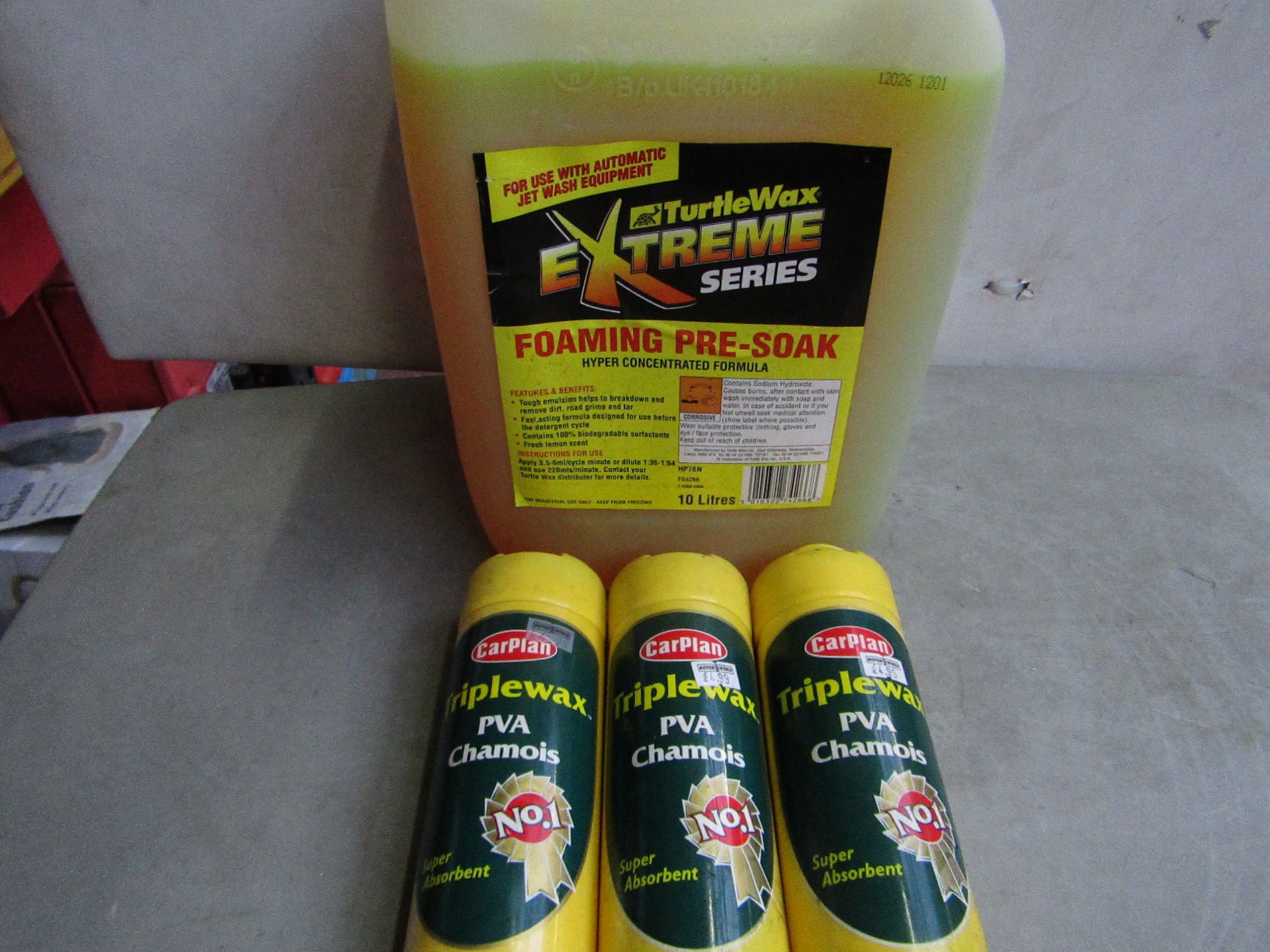 1x TurtleWax - Foaming Pre-Soak 10 Litres - Unused. 3x Carplan - Triplewax PVA Chamois - All Unused.