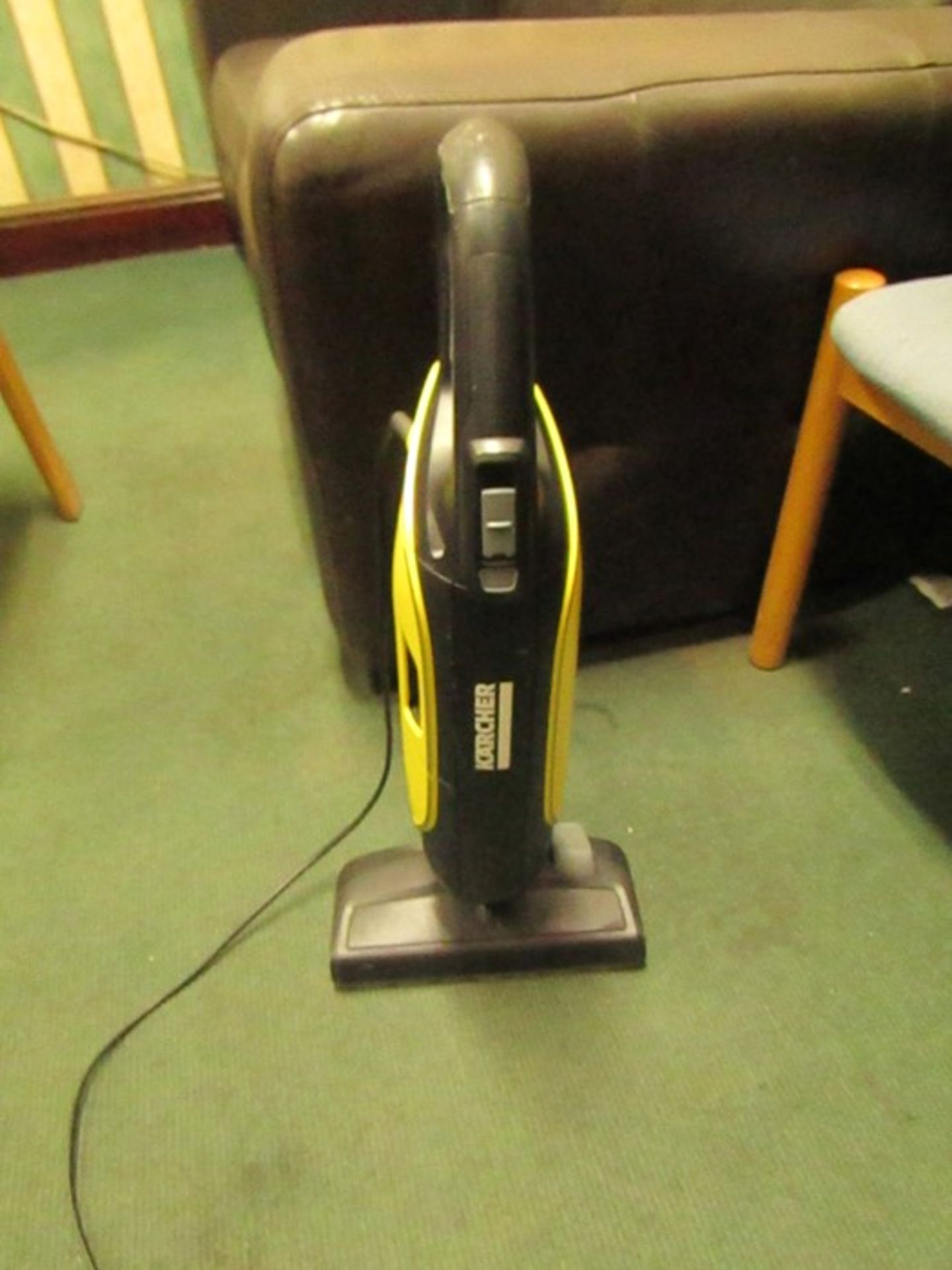 Karcher VC 5 vacuum cleaner, tested working but has minor cosmetic damage that does not affect use.