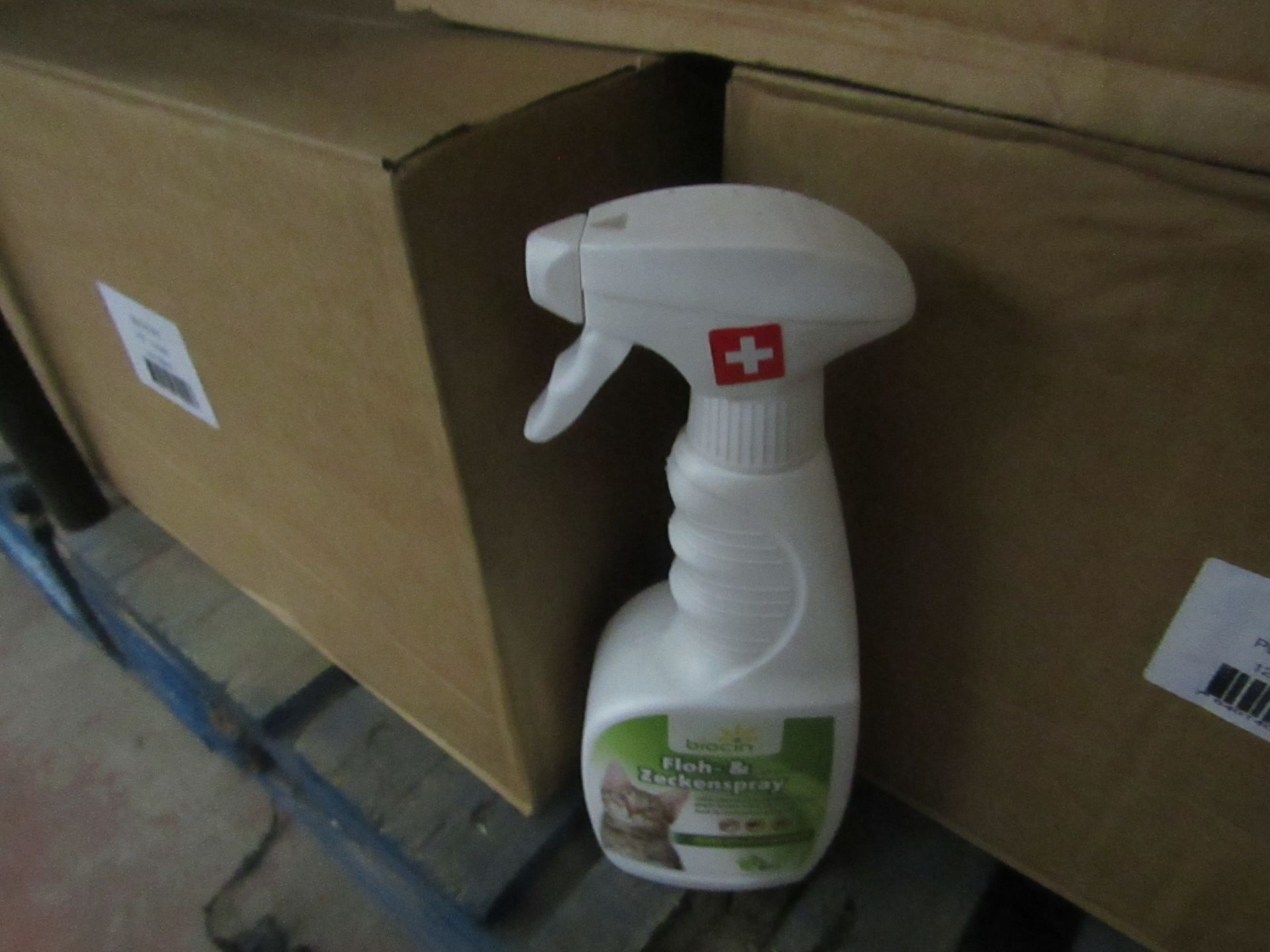 24 x 350ml Flea Spray. Instructions are in German.