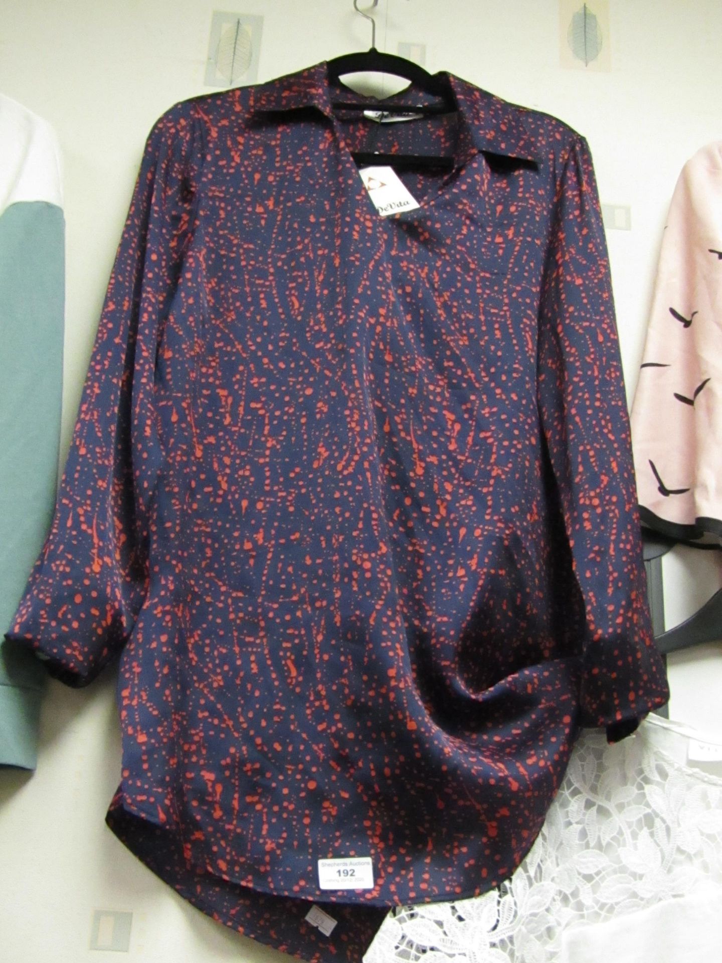 DeVita Ladies Overhead Blouse size L Has Tags Attatched