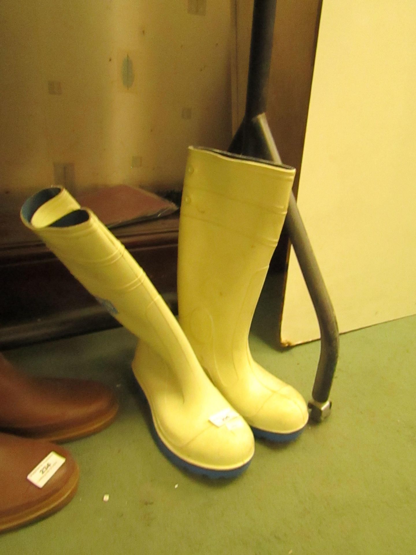 Dunlop Wellingtons Size 5 ( Need A Clean )