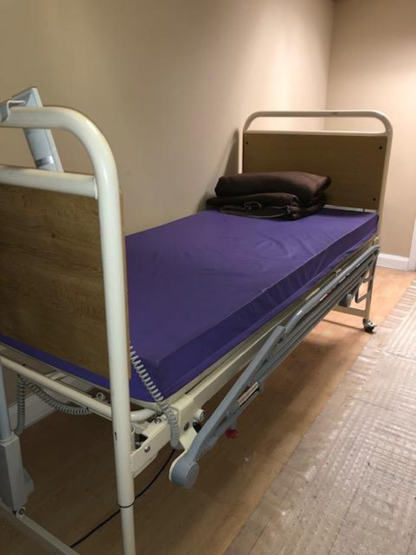 First Aid electric profiling bed