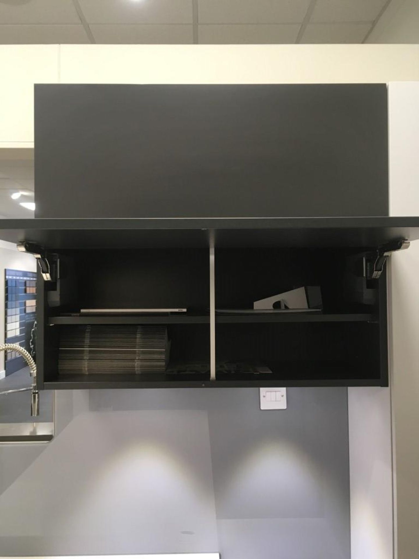 6' Fitted white laminate desk including grey & white wall mounted cabinetry - Image 3 of 3