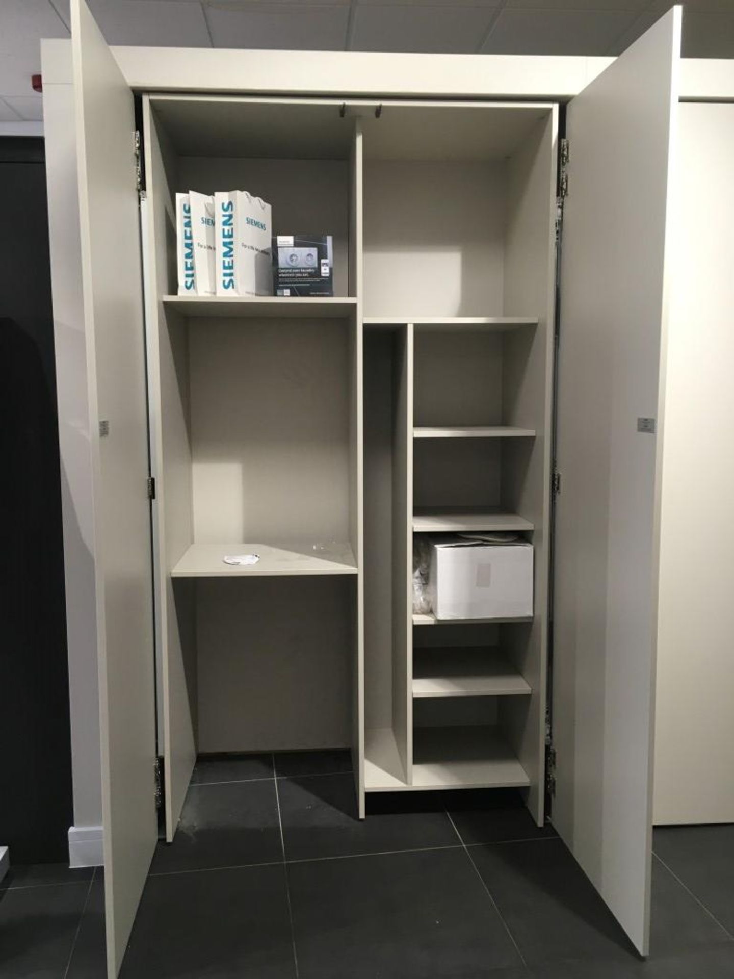 Schmidt cream integrated 7' four door cupboard / storage area - Bild 2 aus 4