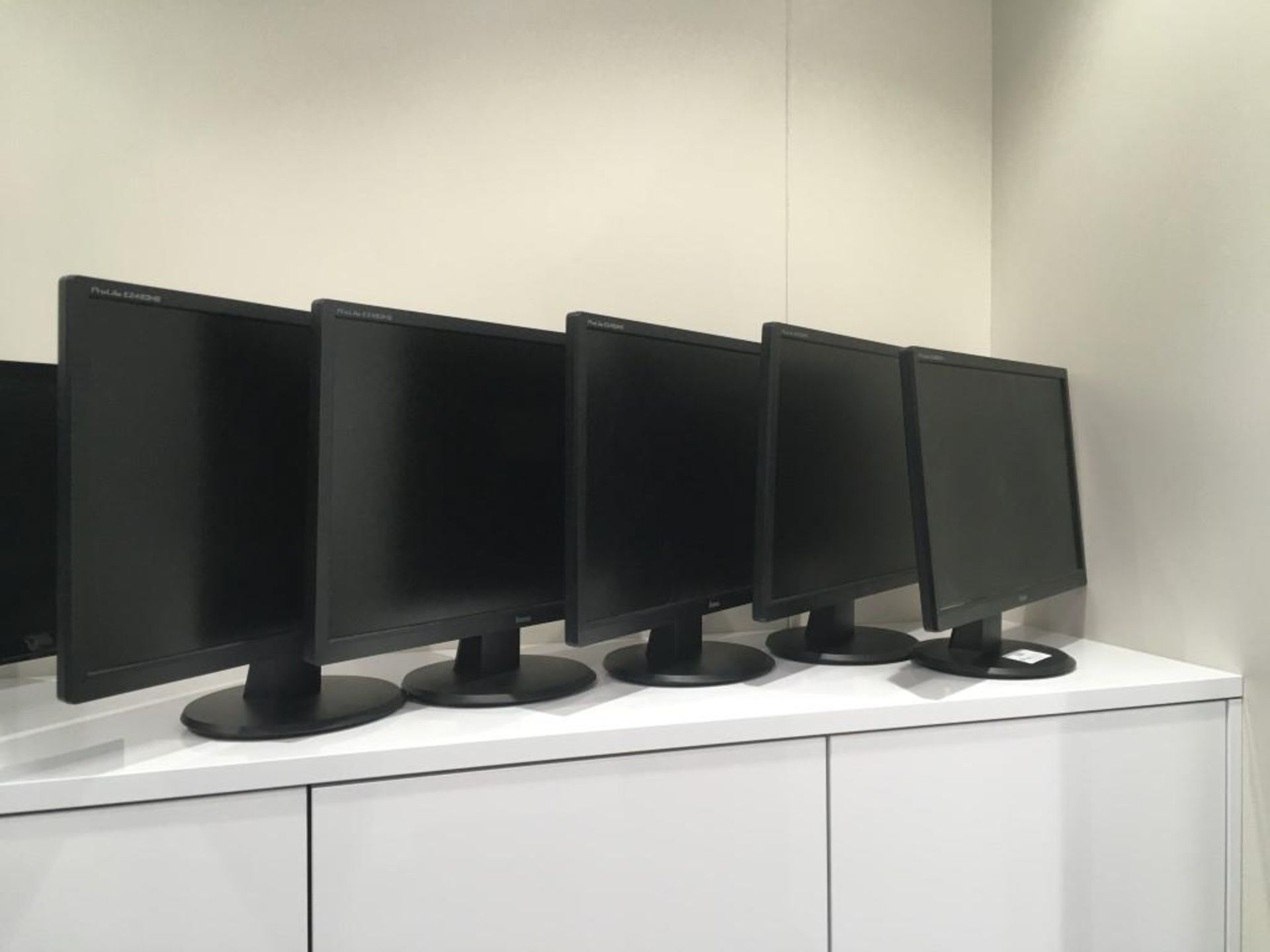 (5) Iiyama ProElite E2482HD 22" monitors