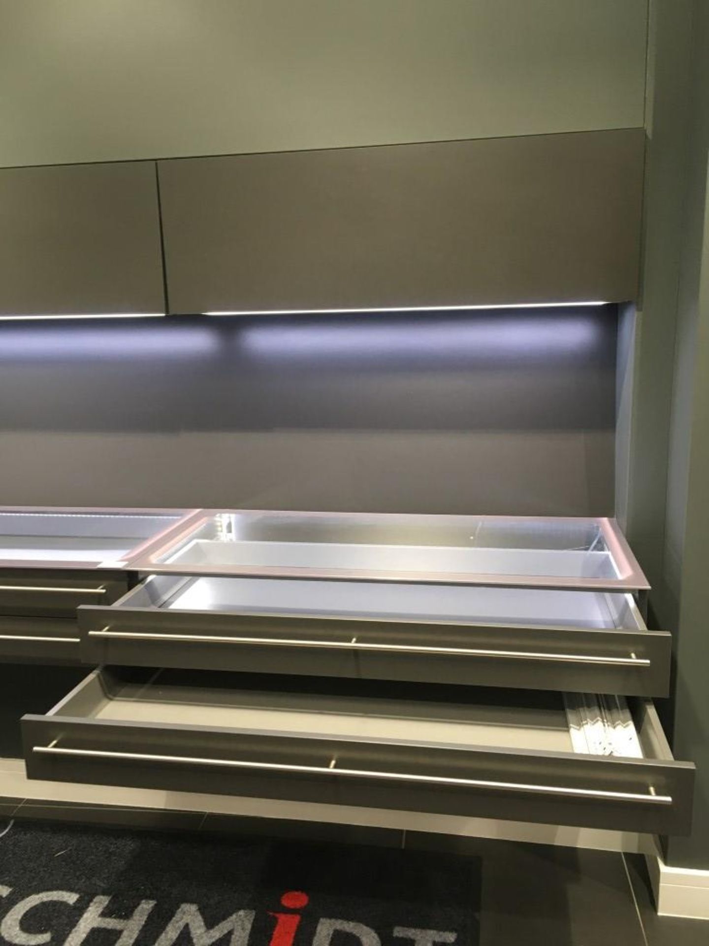 Schmidt fitted unit with glass top display & twin overhead cupboards - Image 3 of 4