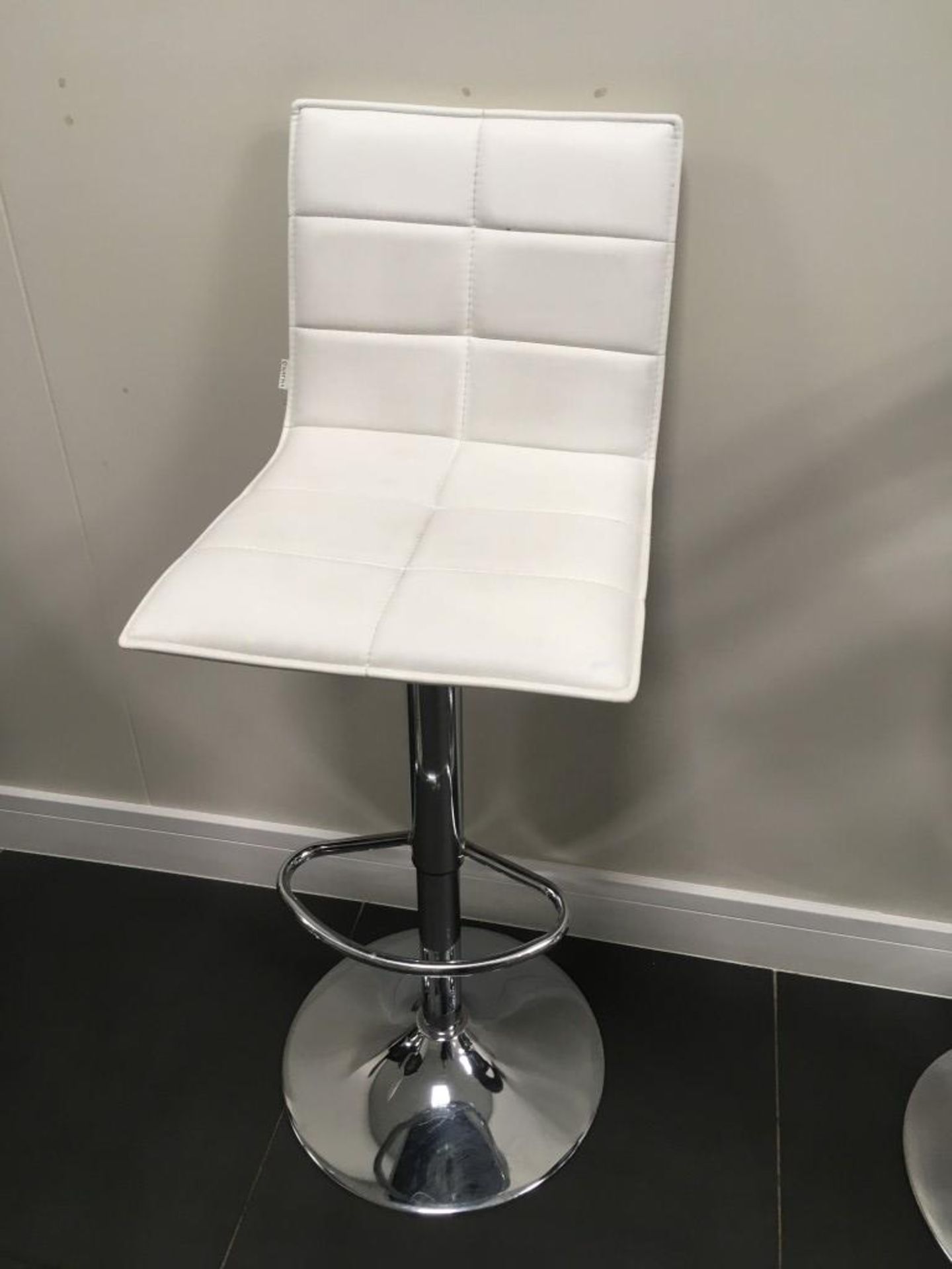 (3) Natisa white faux leather breakfast bar stools with chrome base - Bild 2 aus 4