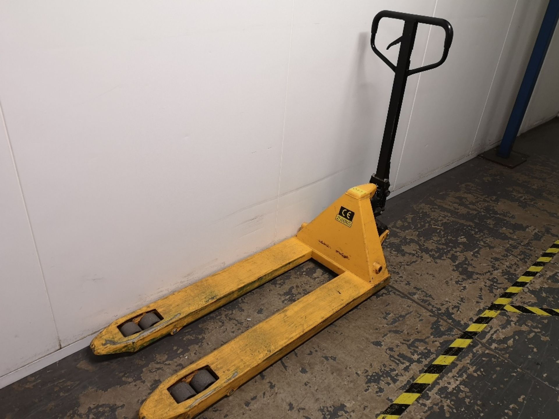 Pallet truck - 2000kg maximum weight - Image 2 of 3