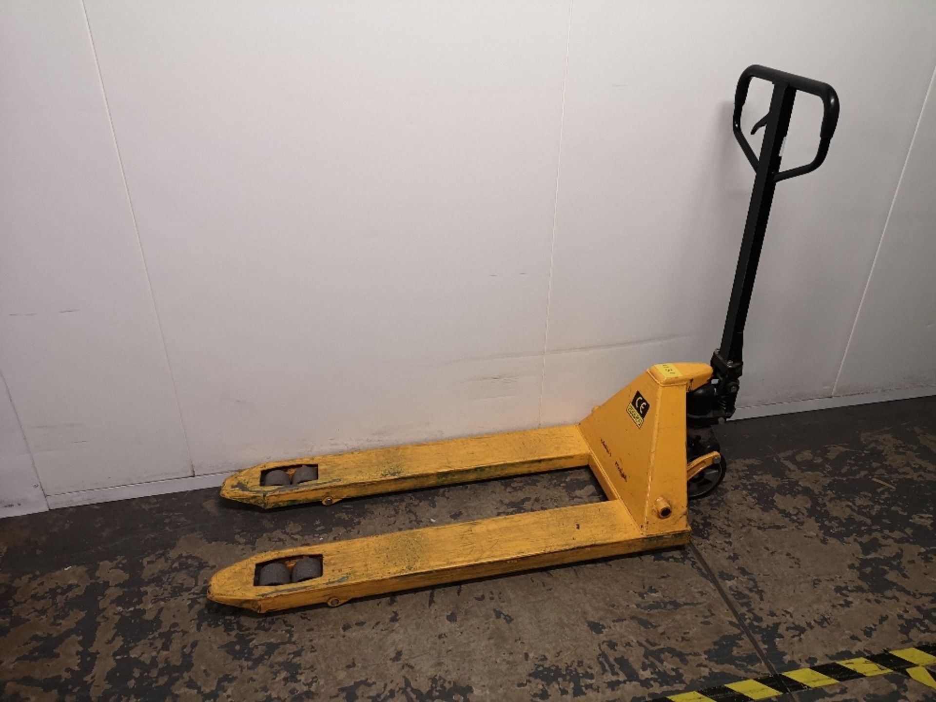 Pallet truck - 2000kg maximum weight