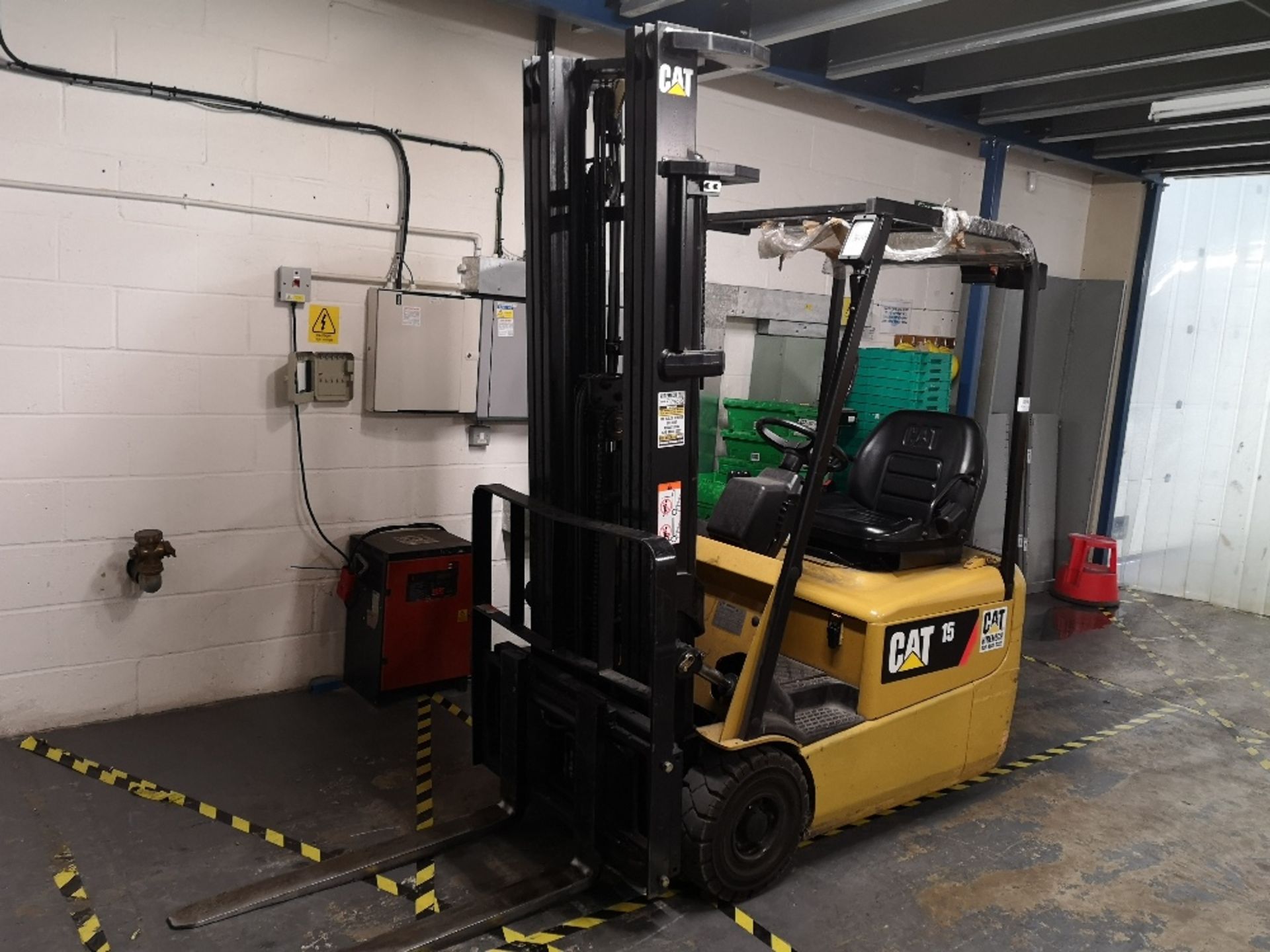 Caterpillar EP15 electric forklift with RD165 Charger