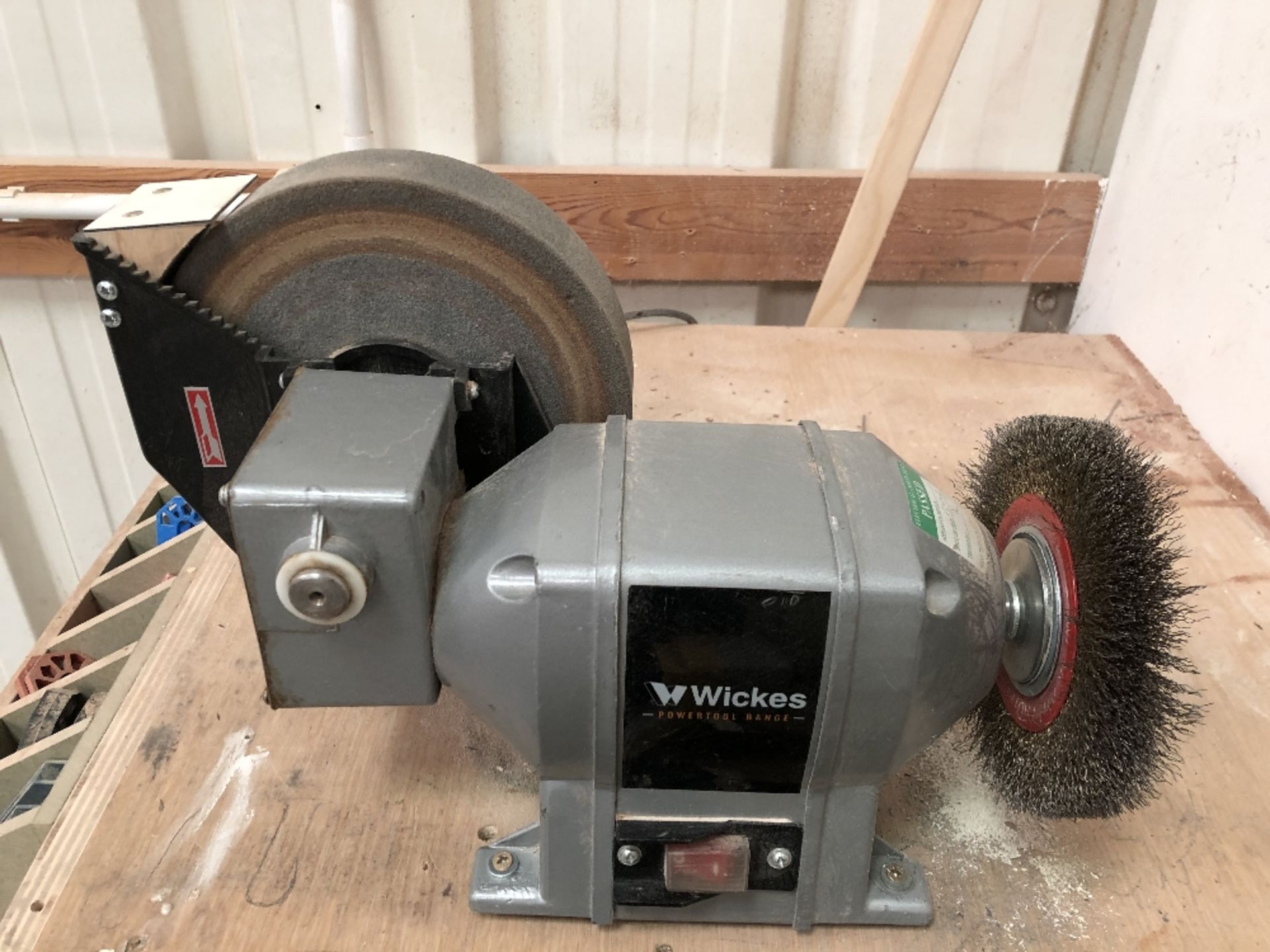 Wickes 370W Wet and Dry Bench Grinder - Image 2 of 3