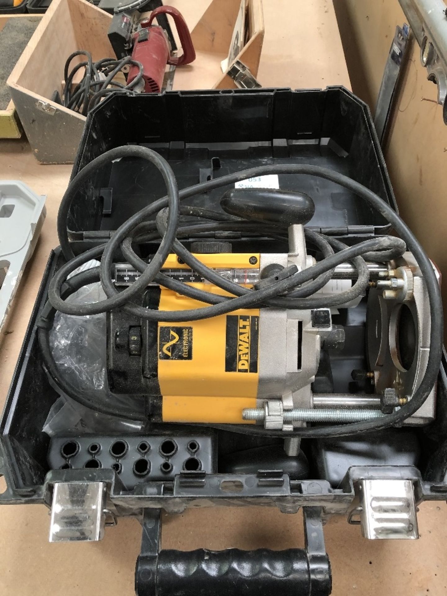 Dewalt DW625E Plunge Router