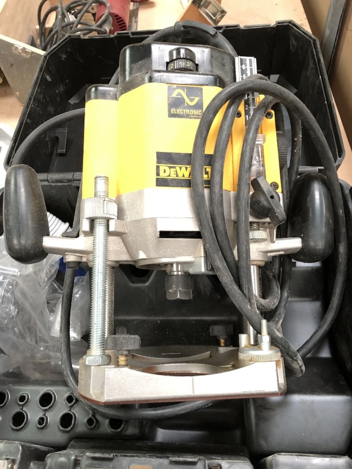 Dewalt DW625E Plunge Router - Image 2 of 2