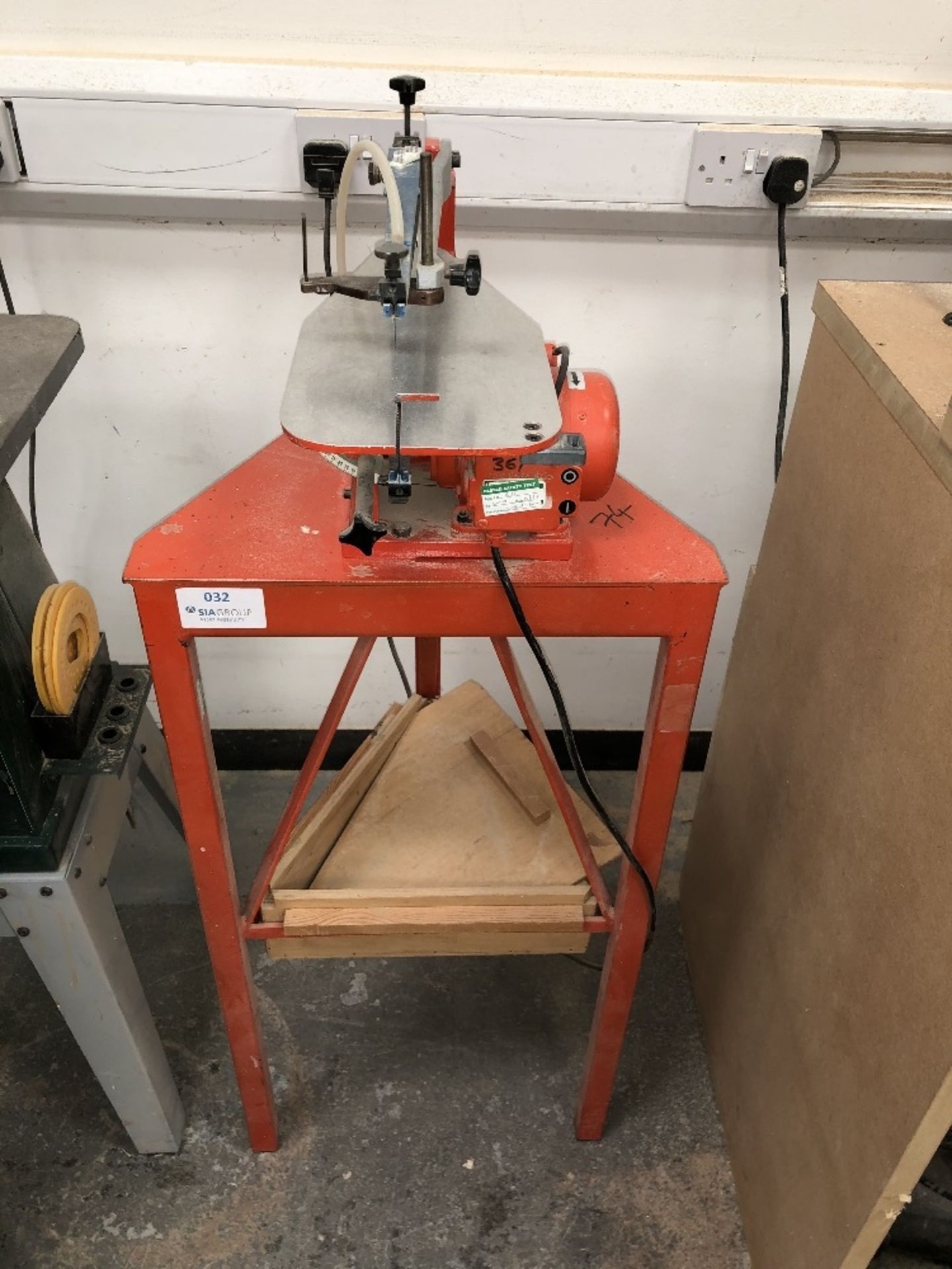 Hegner Multicut 2 22" Variable Speed Scroll Saw & Stand