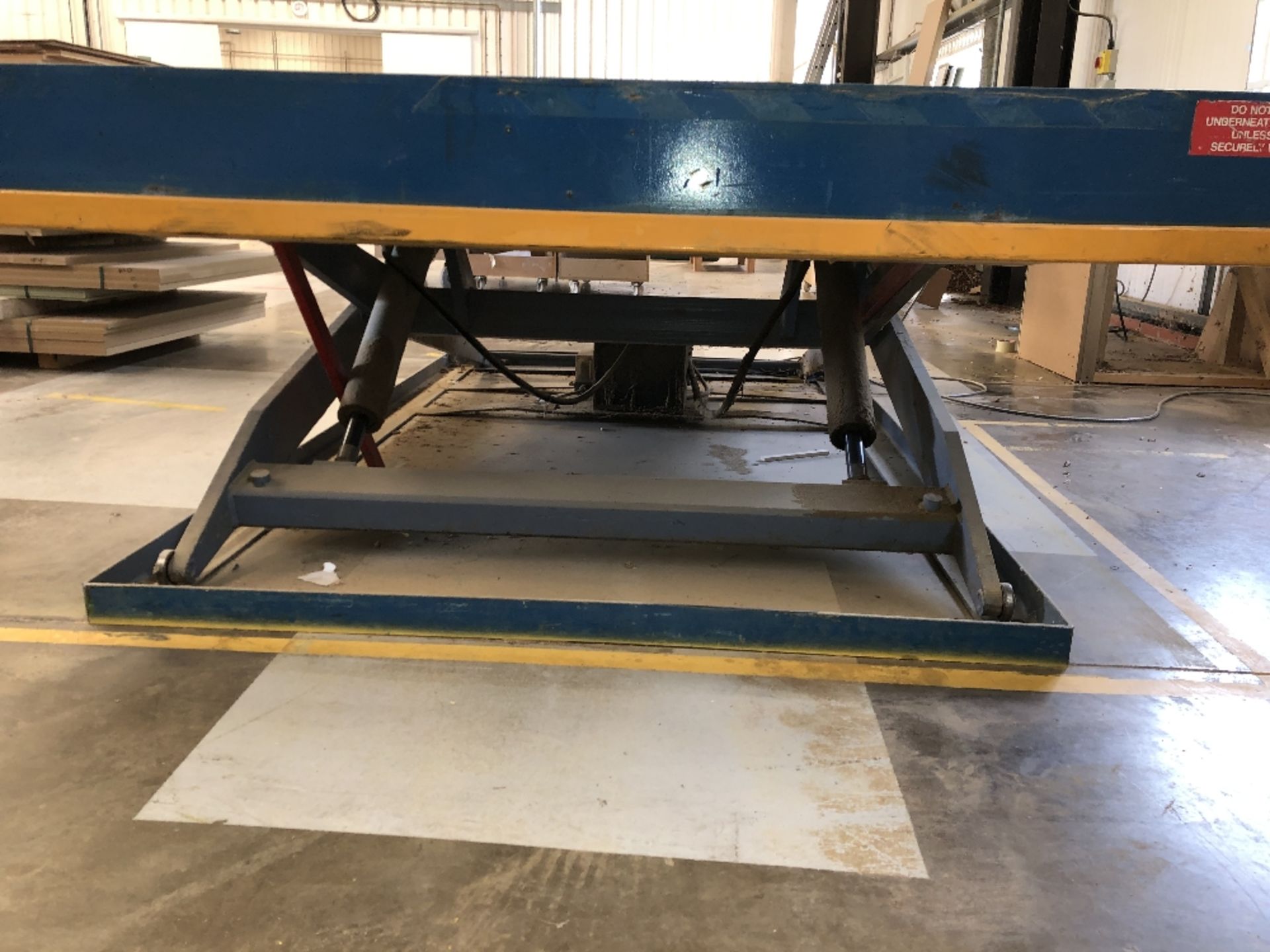 2.5m x 2m Pneumatic Lifting Workbench - Image 4 of 6