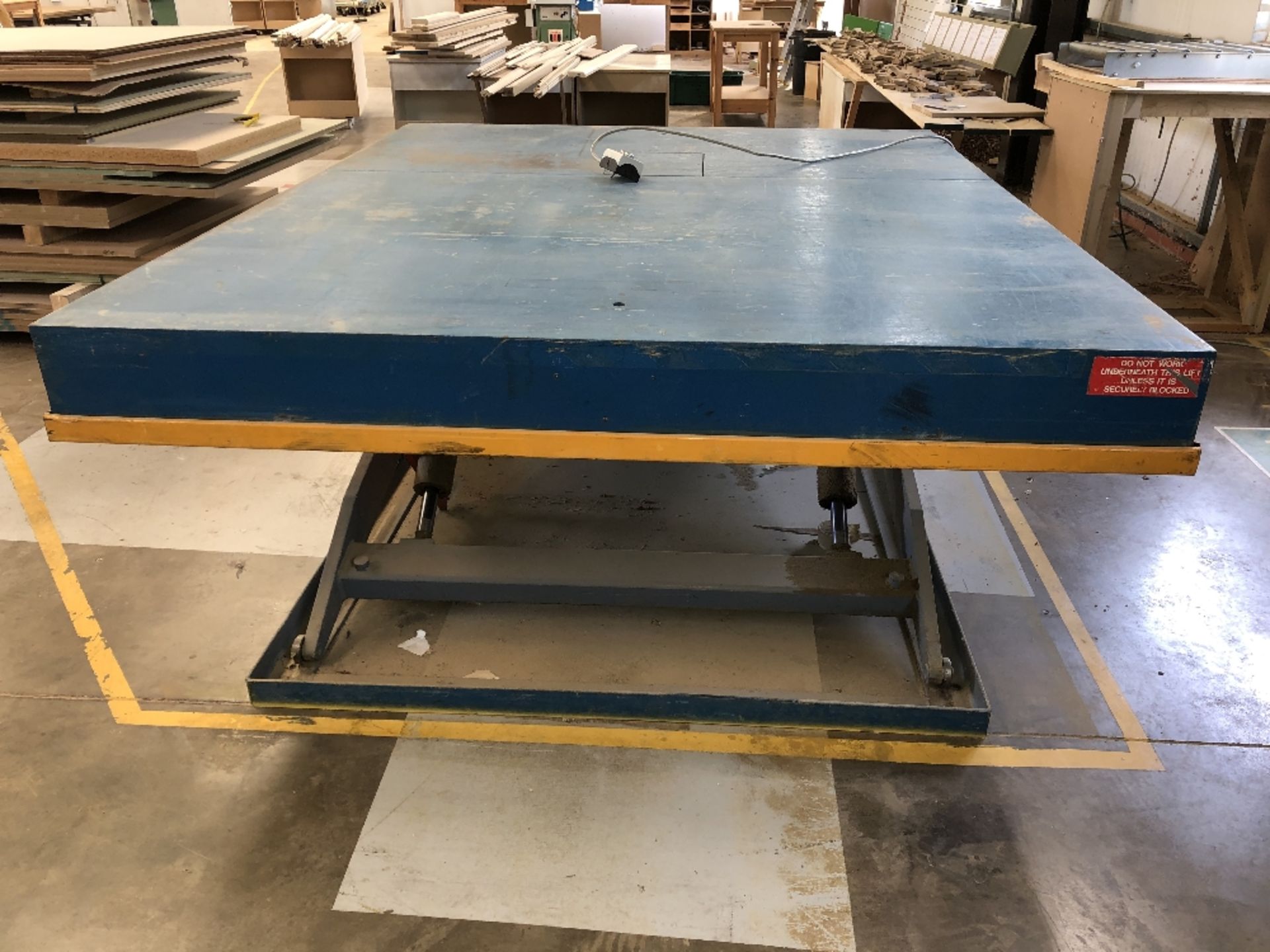 2.5m x 2m Pneumatic Lifting Workbench - Image 3 of 6