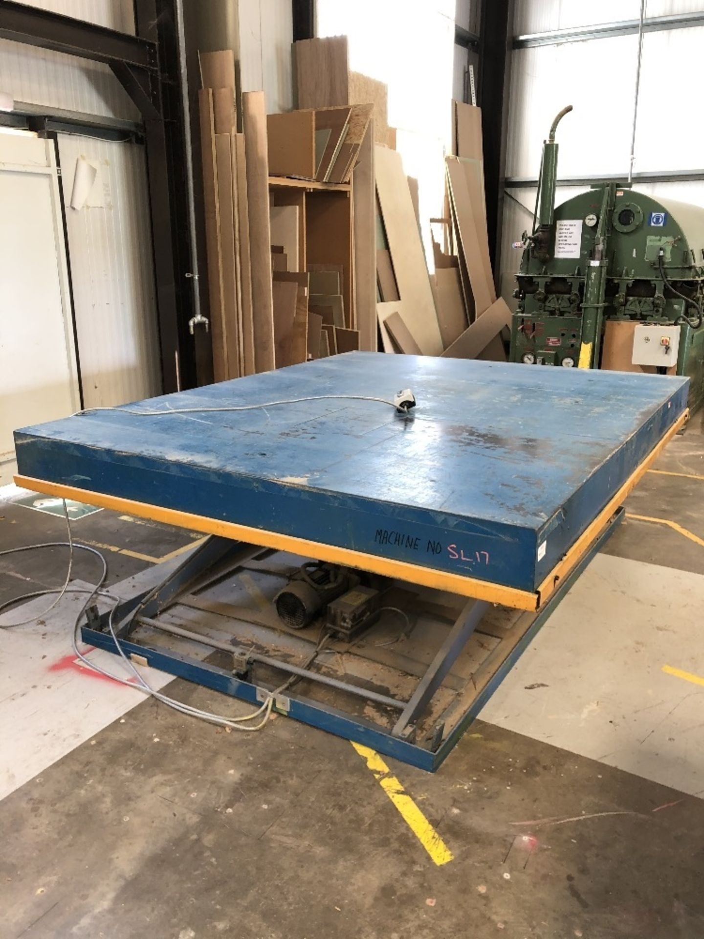 2.5m x 2m Pneumatic Lifting Workbench - Image 2 of 6