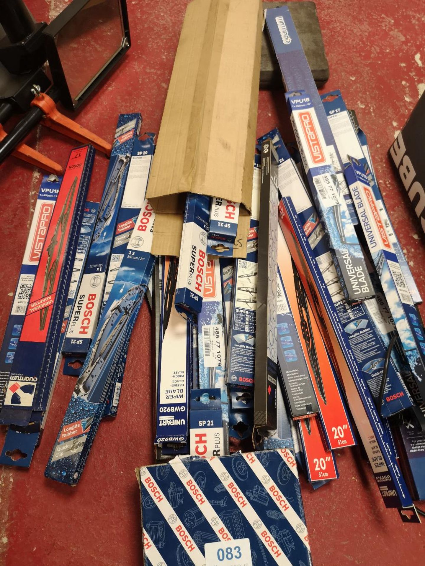 Small Quantity of Various Sized Windscreen Wiper Blades and 20L of Vehicle Engine Oil