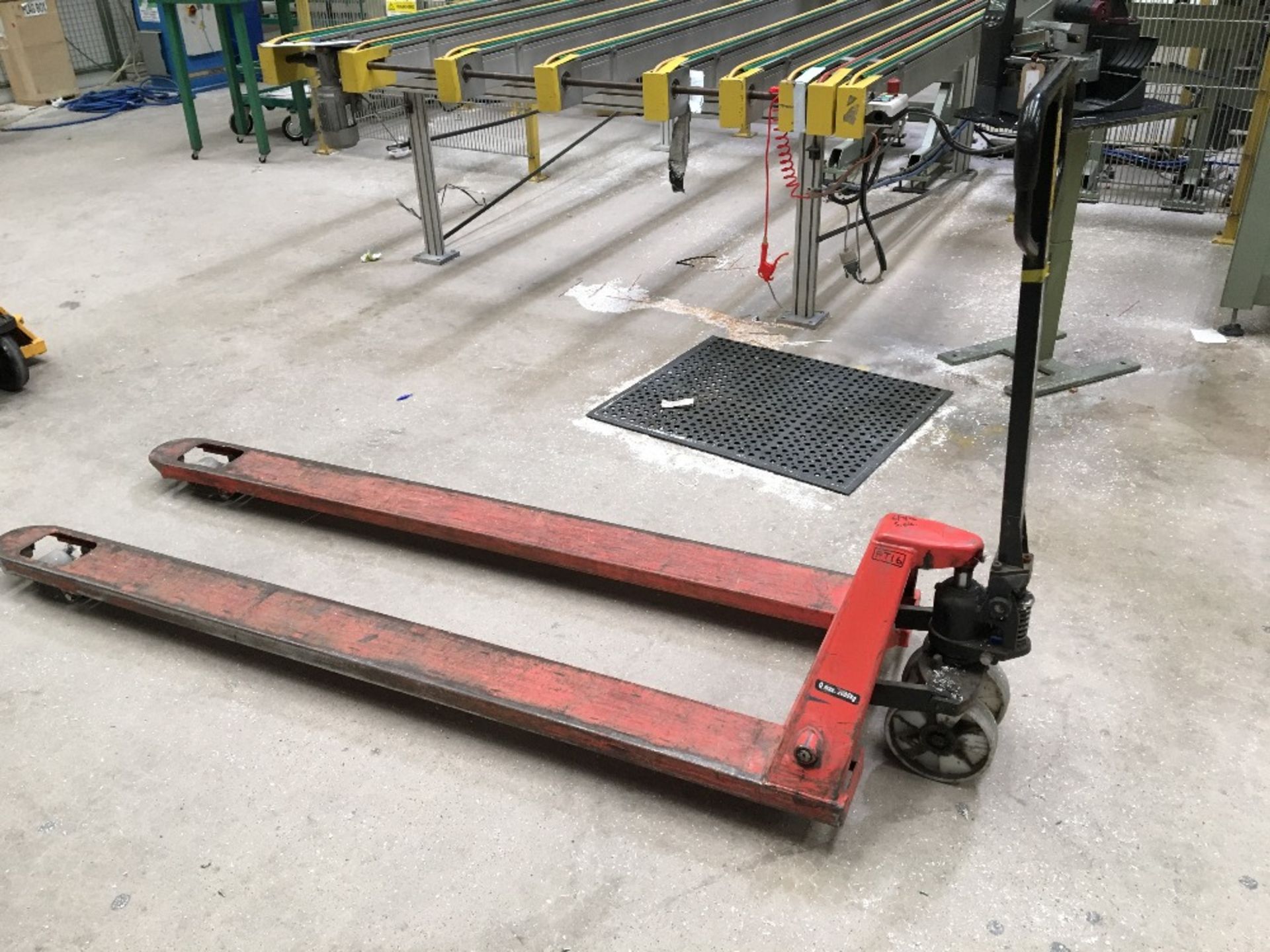 Warrior 2000kg pallet truck - Image 2 of 4