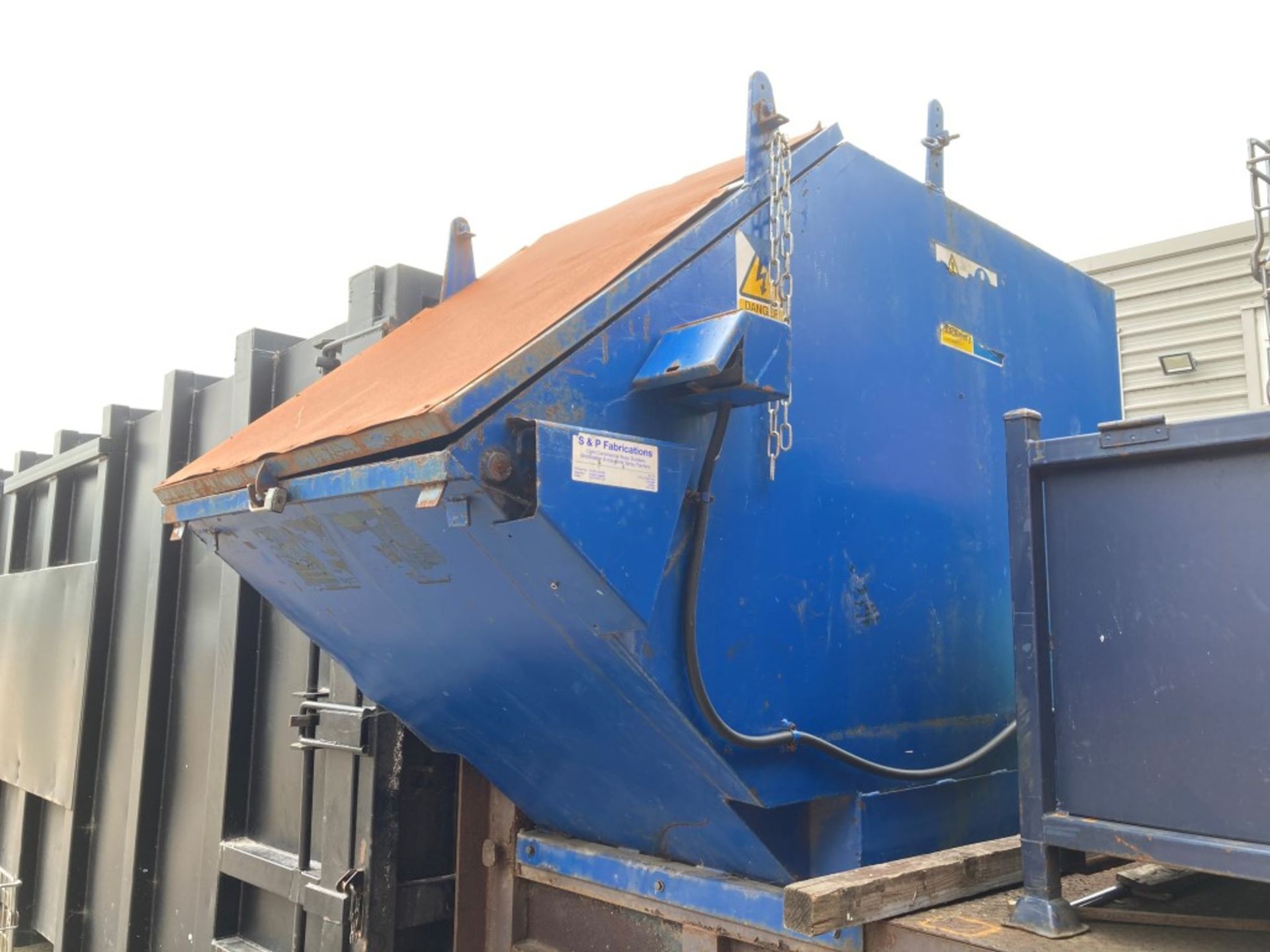 Randalls Simpak waste compactor with mounted loading skip - Image 4 of 6