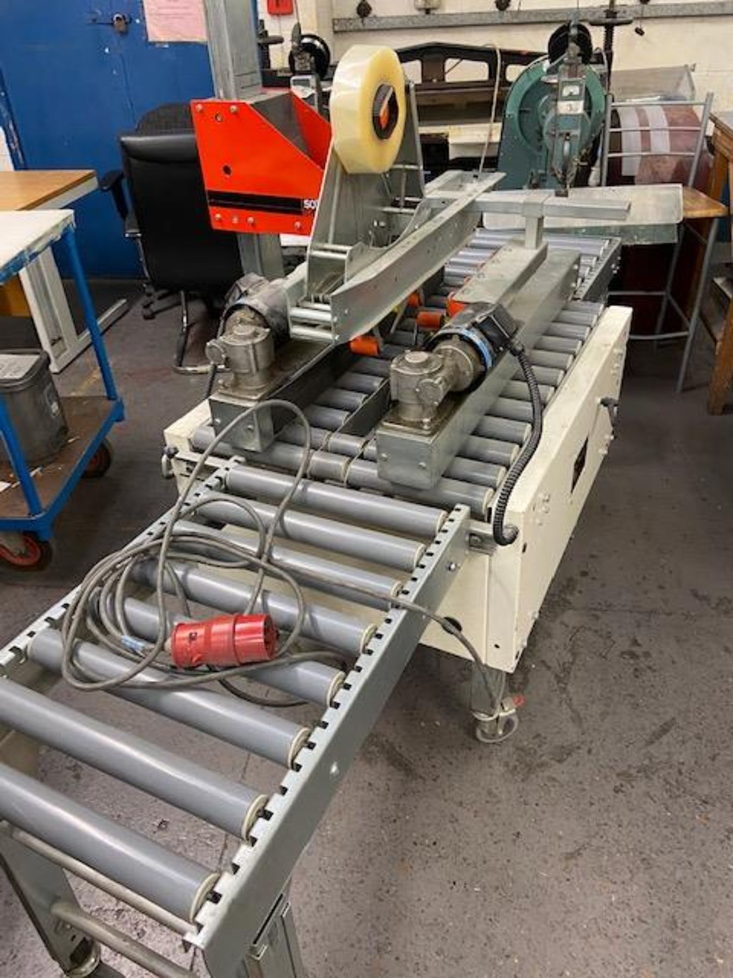 Soco Systems T10 Case Sealer with In and Outfeed Conveyor - Bild 2 aus 9