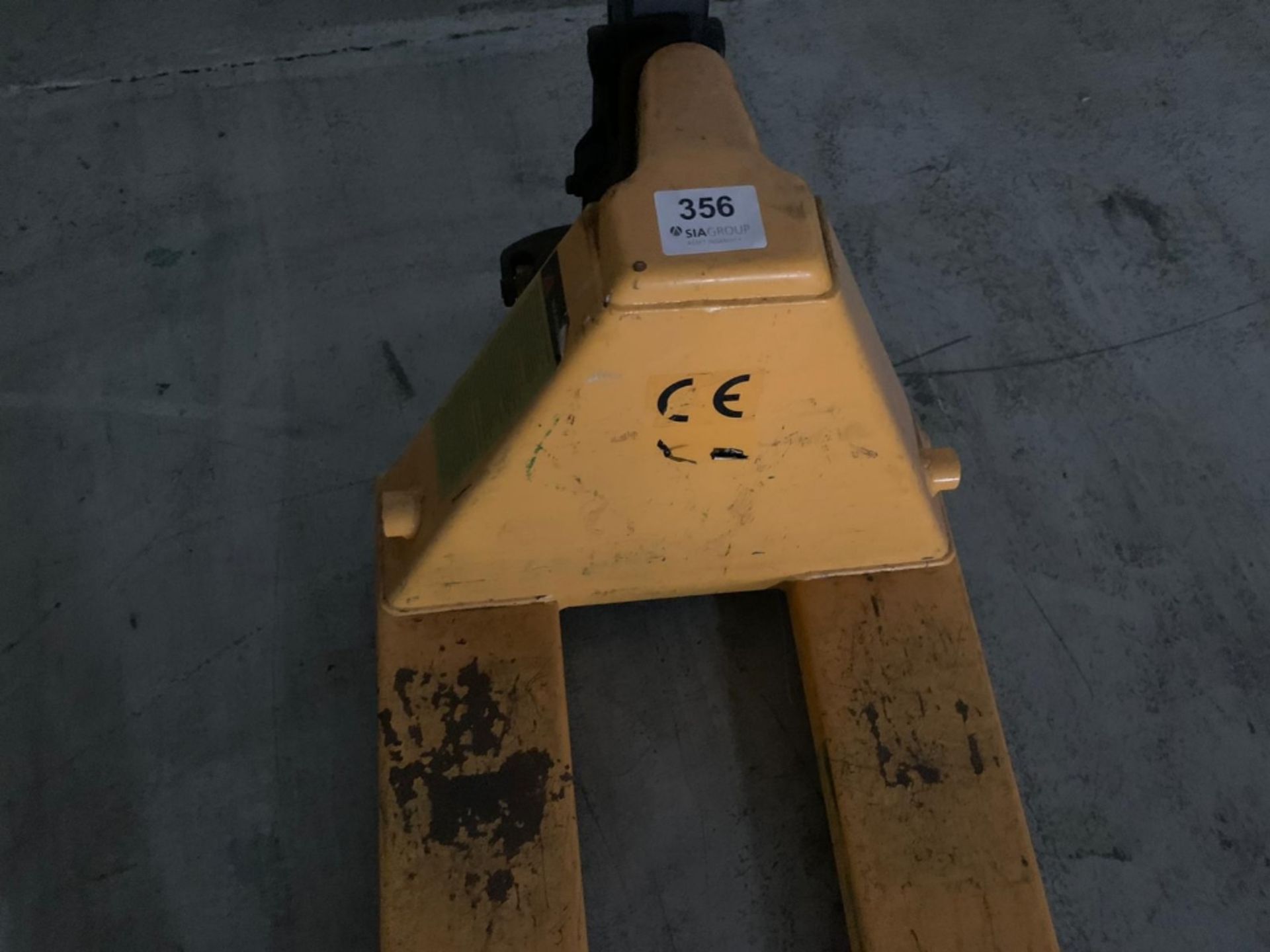 2500kg capacity manual pallet truck - Image 2 of 2