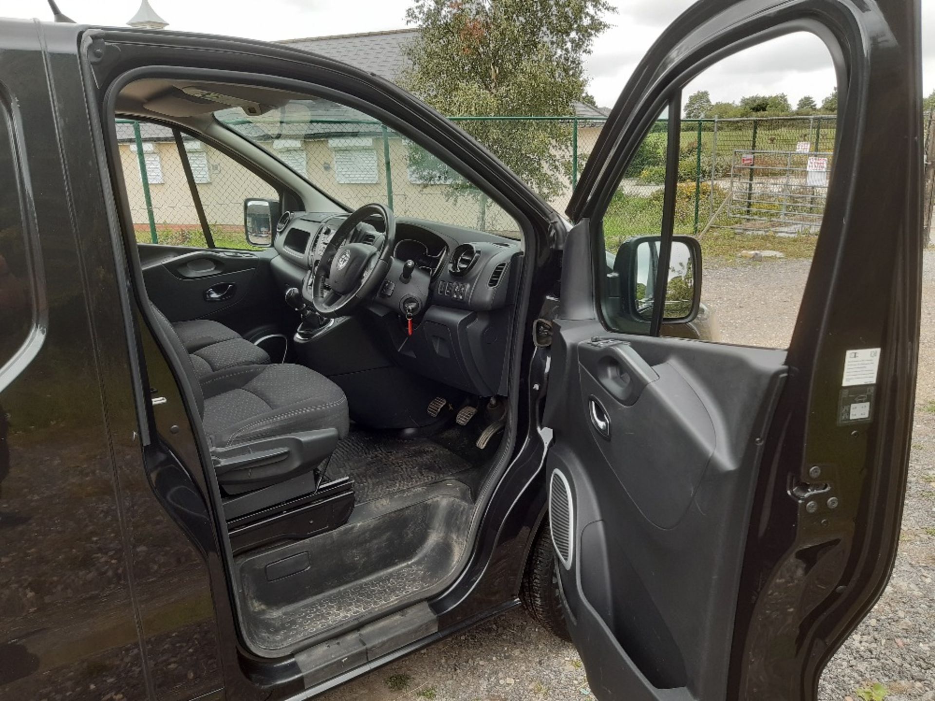 Vauxhall Vivaro 2-axle rigid body panel van - Image 5 of 10