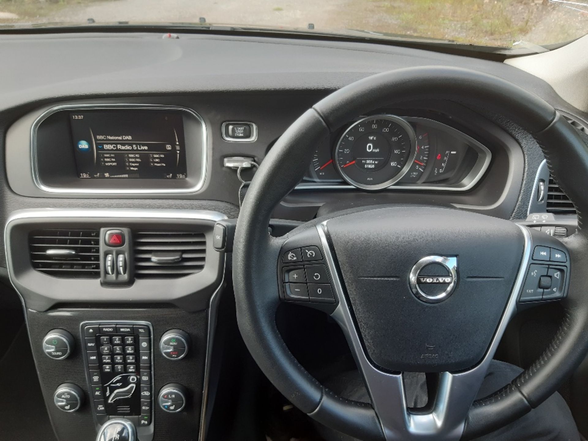 Volvo D3 V40 Momentum Nav 5-door hatchback - Image 10 of 12