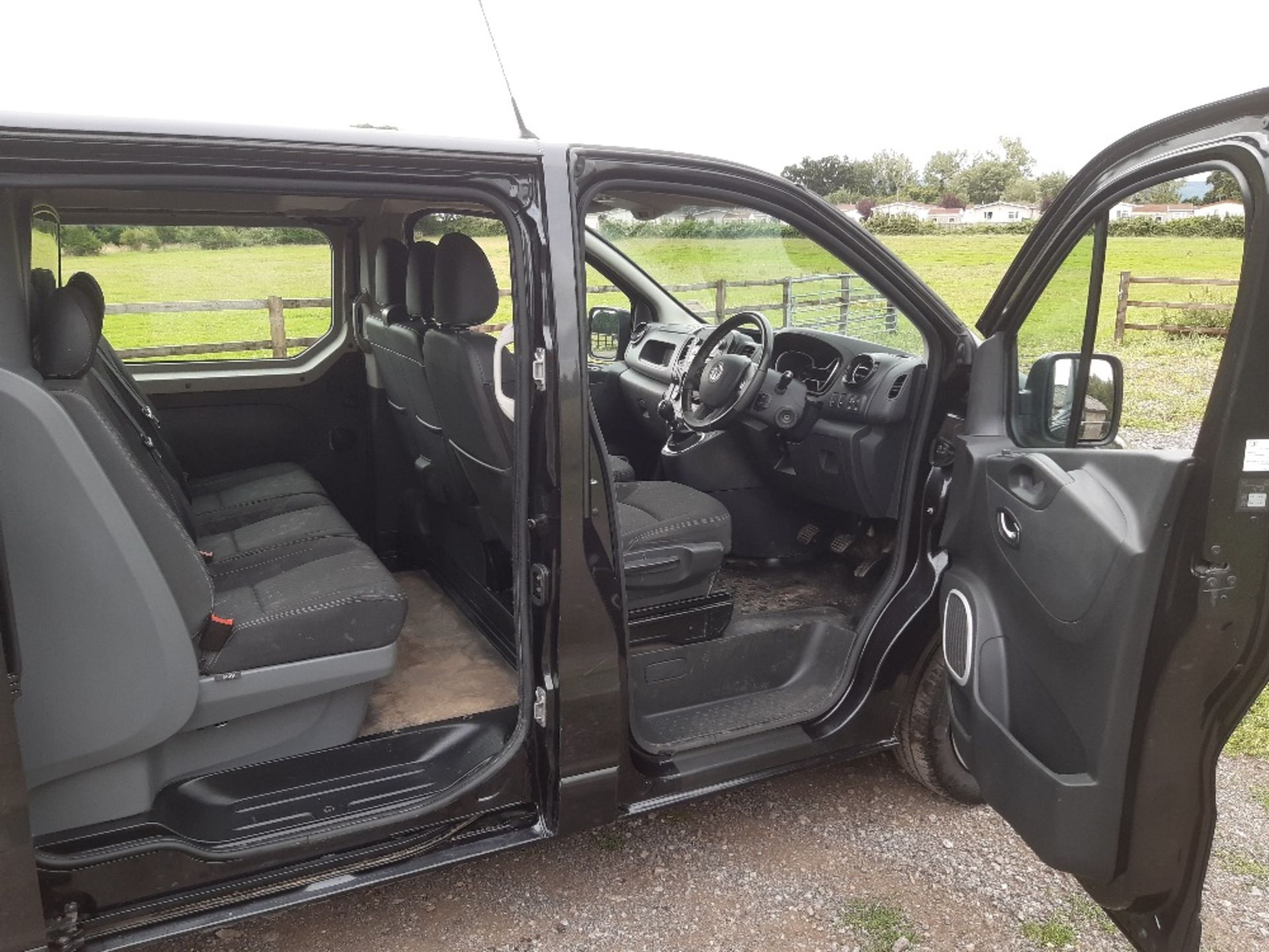 Vauxhall Vivaro CrewCab 2-axle rigid body van - Image 5 of 8
