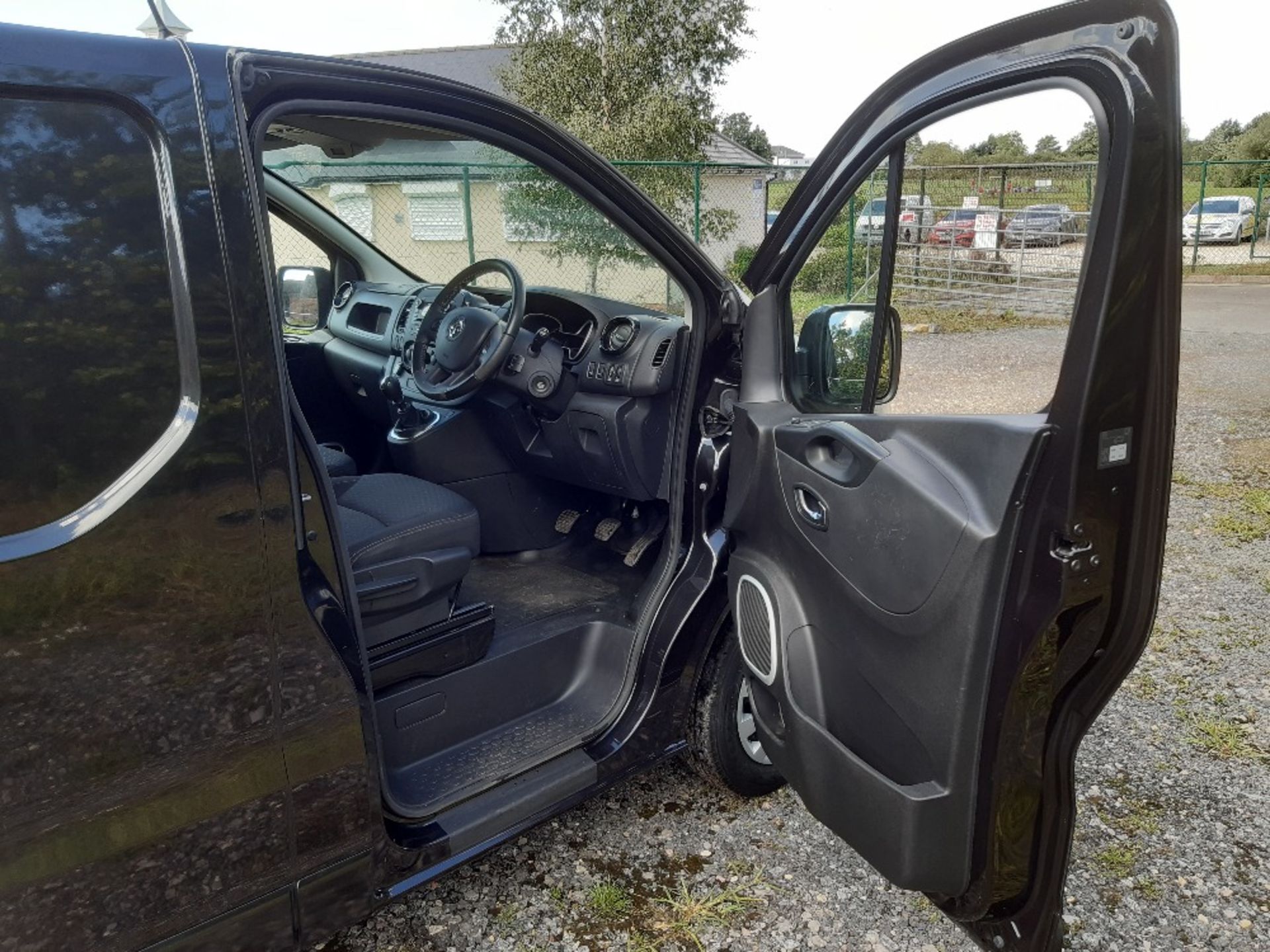 Vauxhall Vivaro 2-axle rigid body panel van - Image 5 of 10