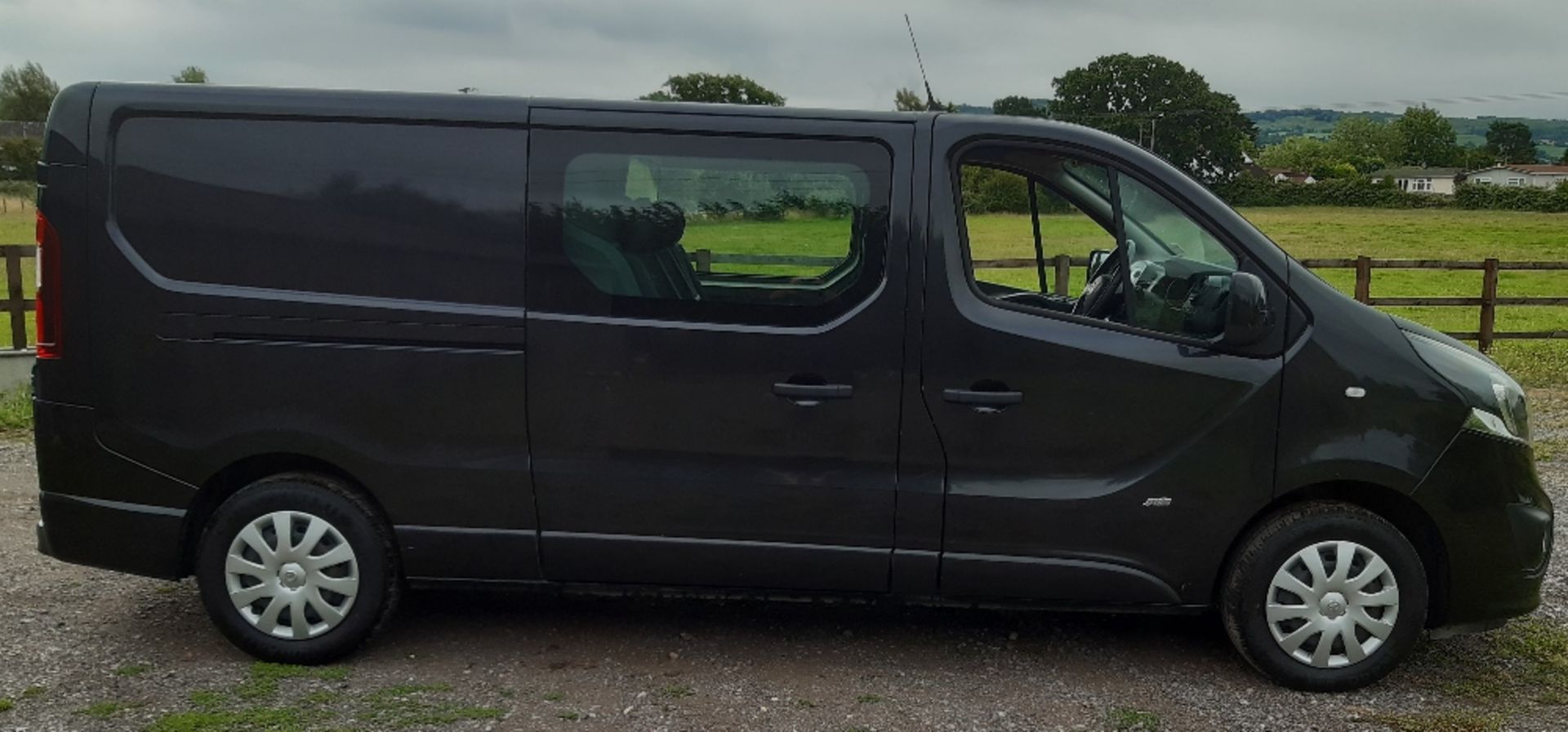 Vauxhall Vivaro CrewCab 2-axle rigid body van - Image 2 of 8