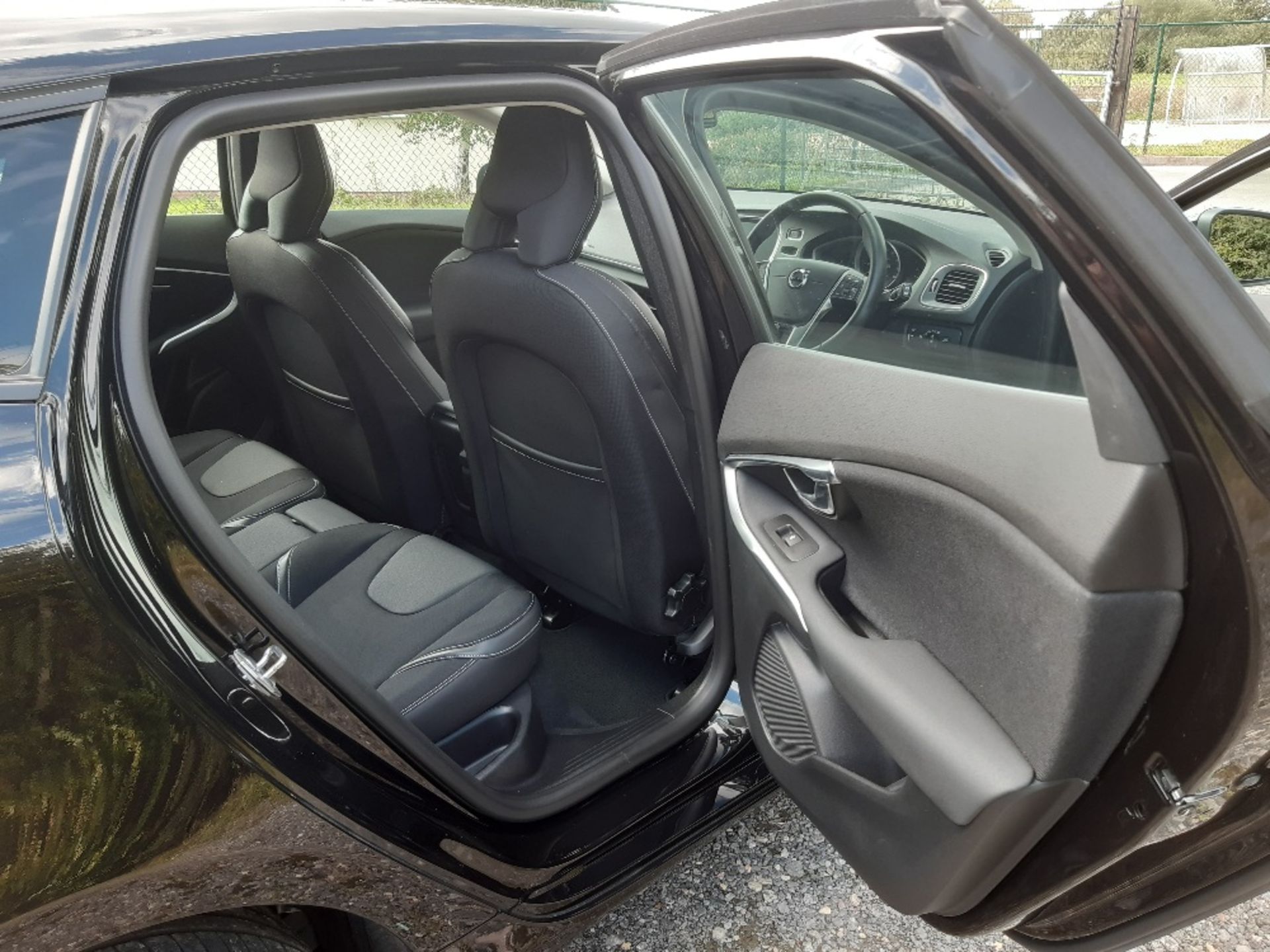 Volvo D3 V40 Momentum Nav 5-door hatchback - Image 6 of 12