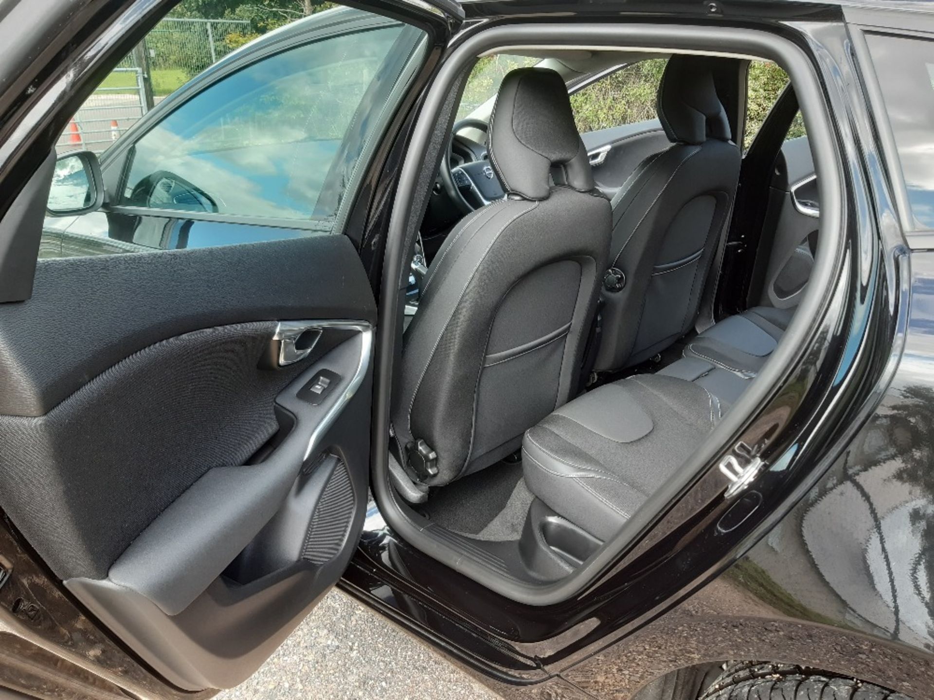 Volvo D3 V40 Momentum Nav 5-door hatchback - Image 7 of 12