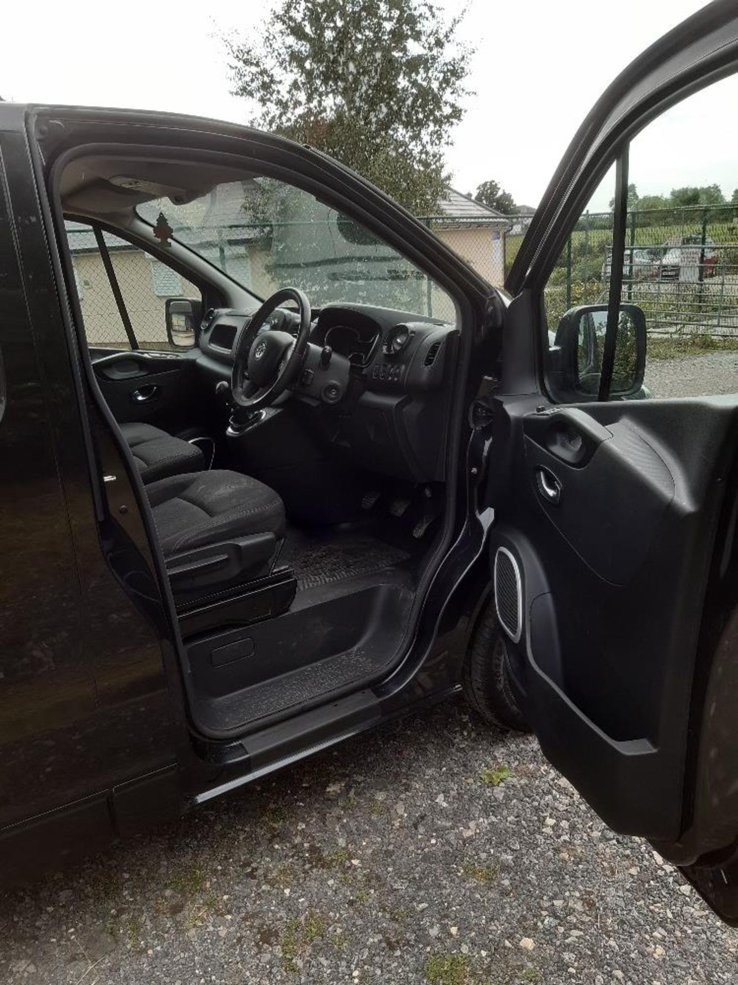 Vauxhall Vivaro 2-axle rigid body panel van - Image 5 of 9