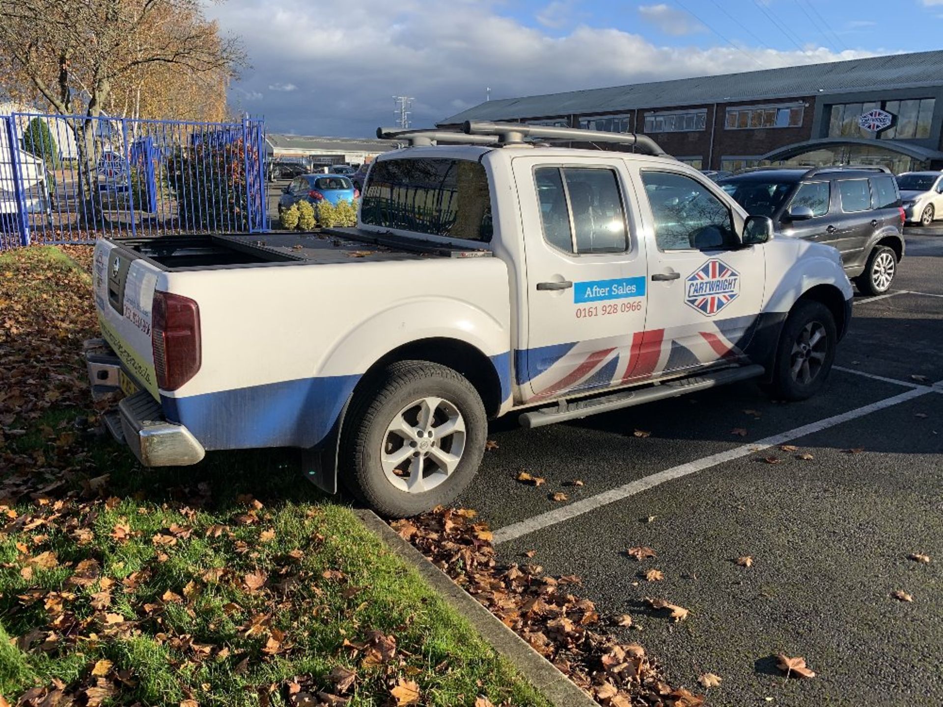 Nissan Navara Diesel Double cab pickup Tekna 2.5dCi 190 4WD - Image 4 of 9