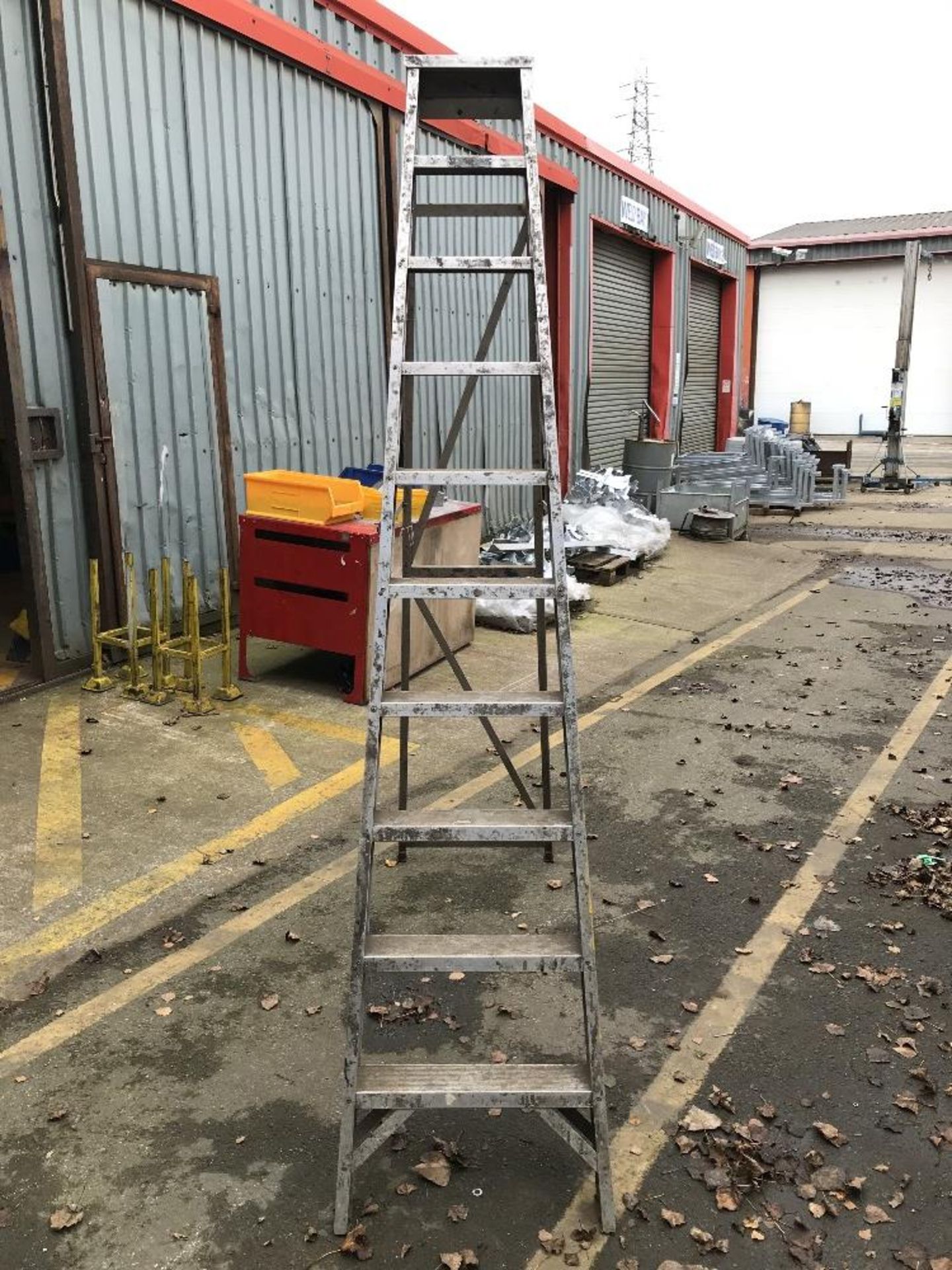 9 Rung Mobile Step Ladder - Image 2 of 2