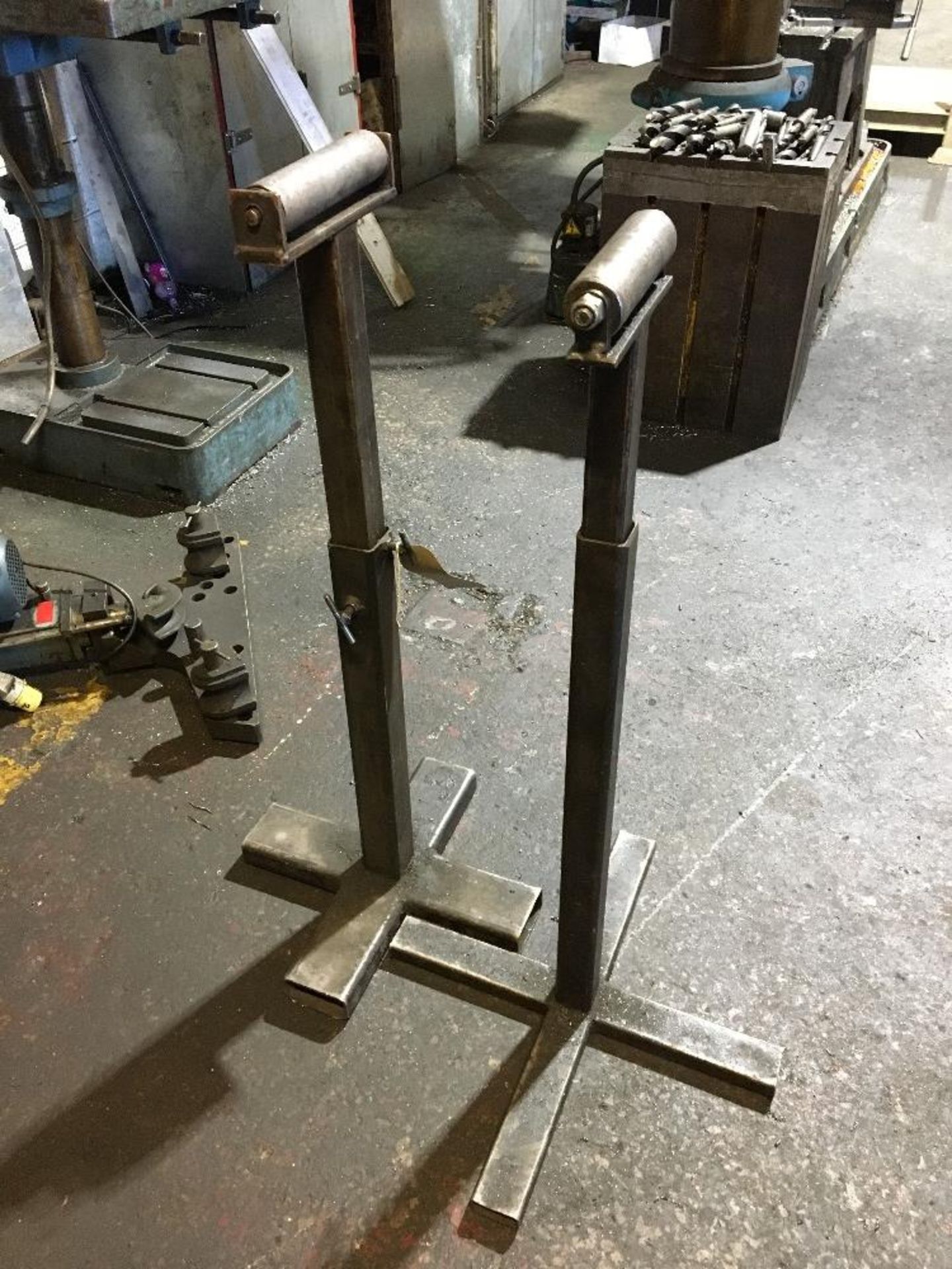 Pair of standalone infeed/outfeed roller supports - Image 2 of 2
