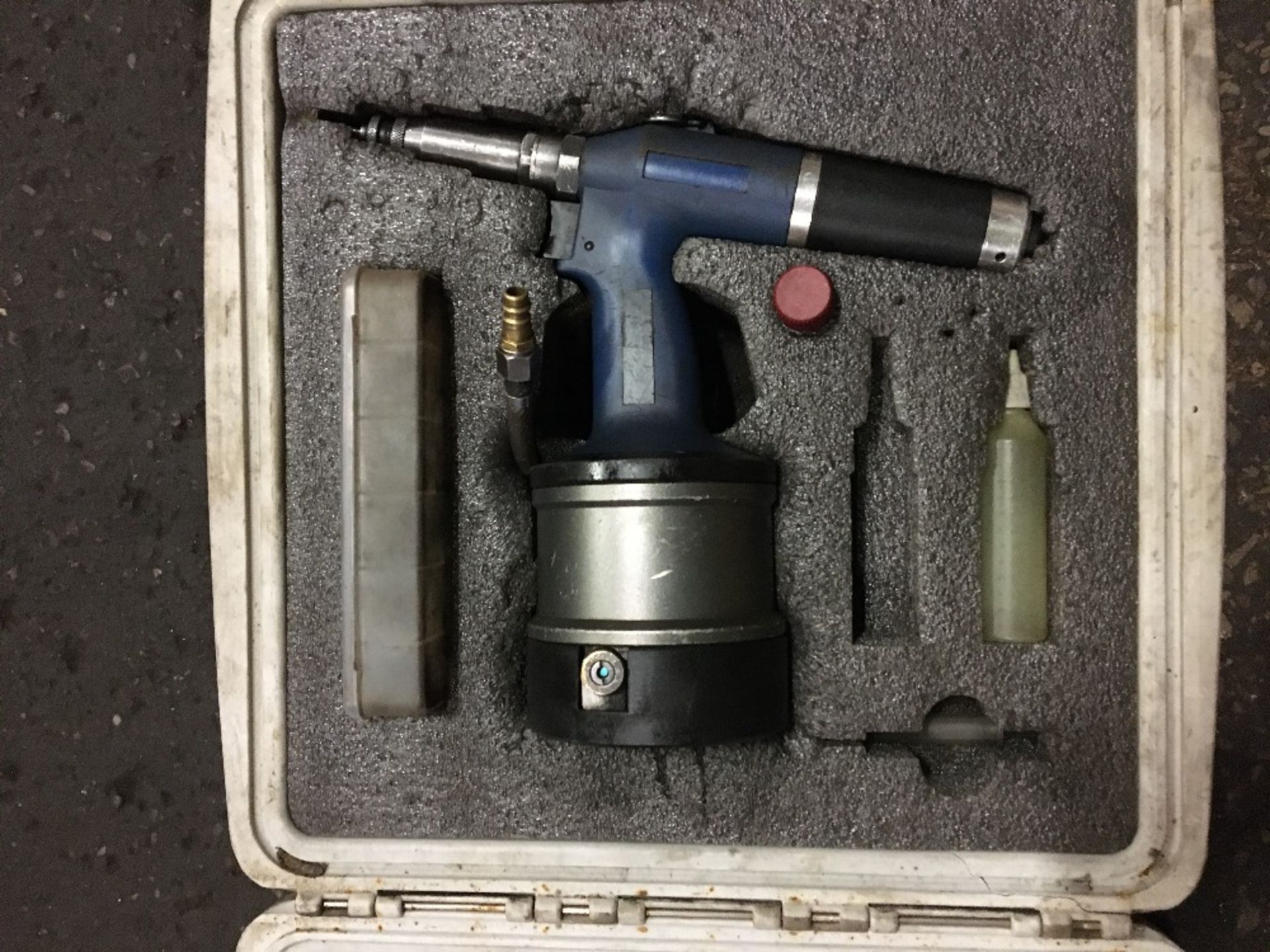 Unbranded Air Riveter - Image 2 of 3