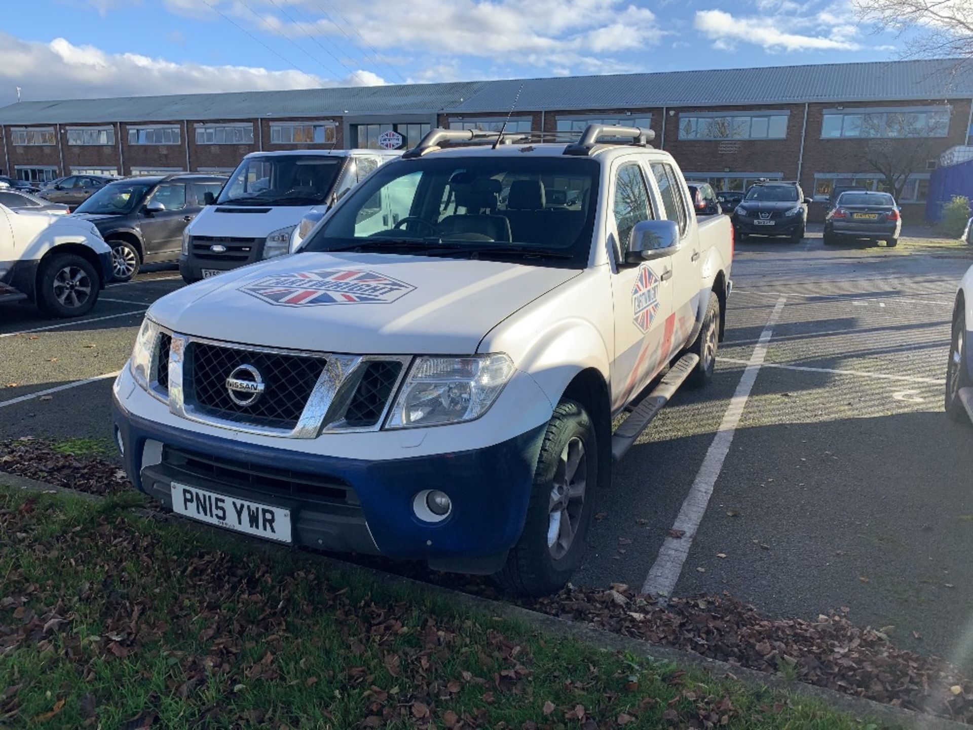 Nissan Navara Diesel Double cab pickup Tekna 2.5dCi 190 4WD - Image 4 of 9