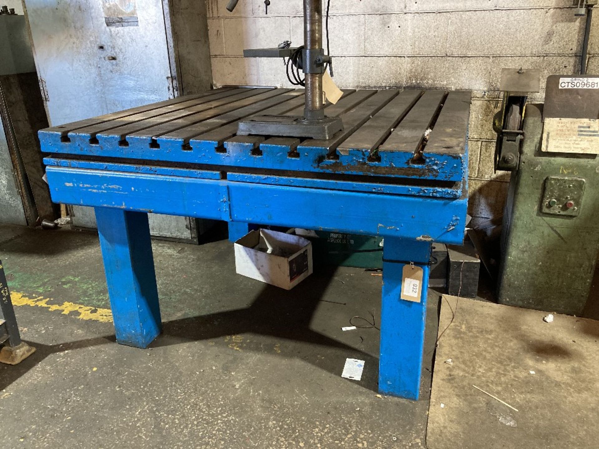 Heavy duty fabrication table