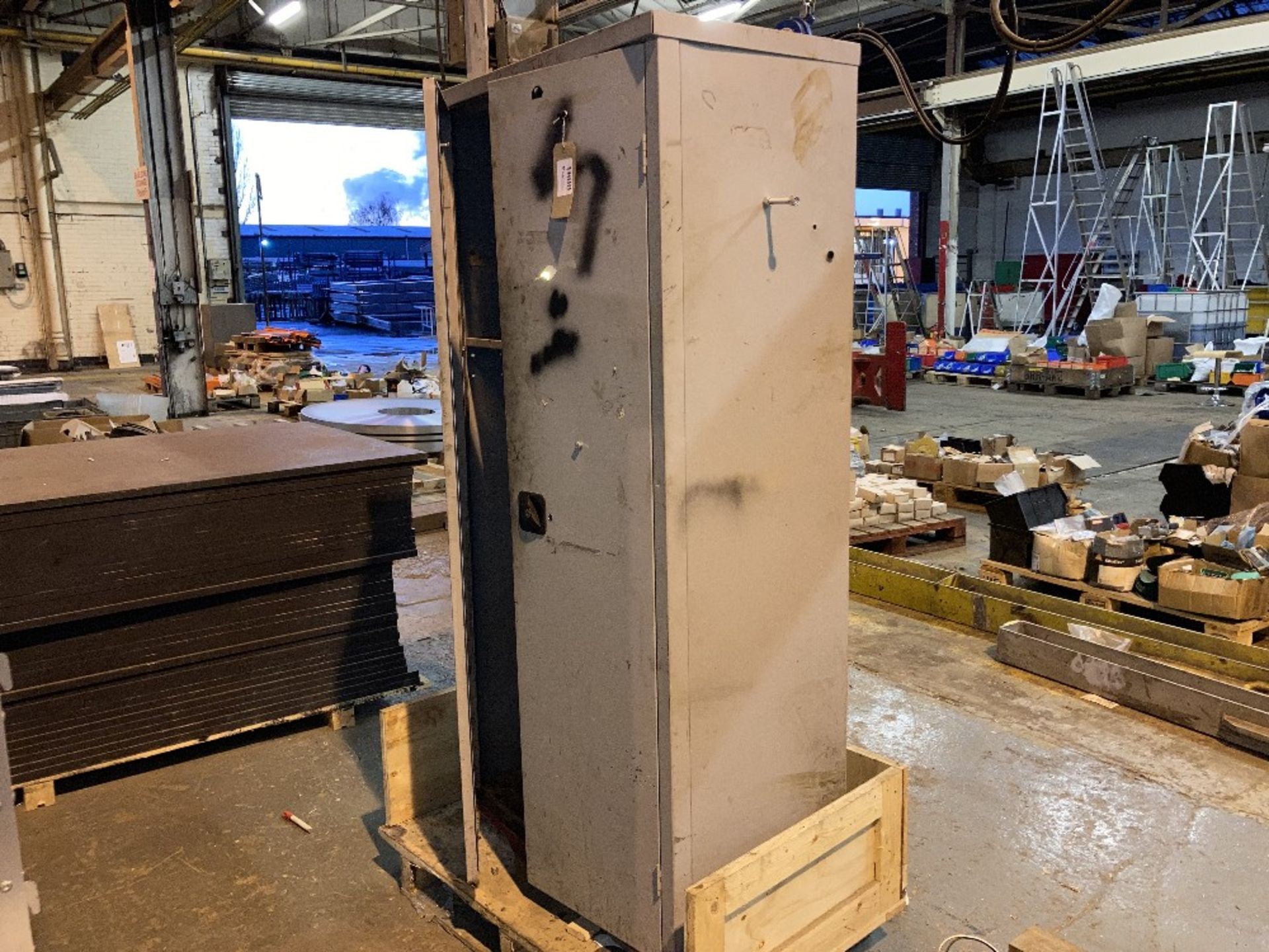 Steel 2-door cabinet