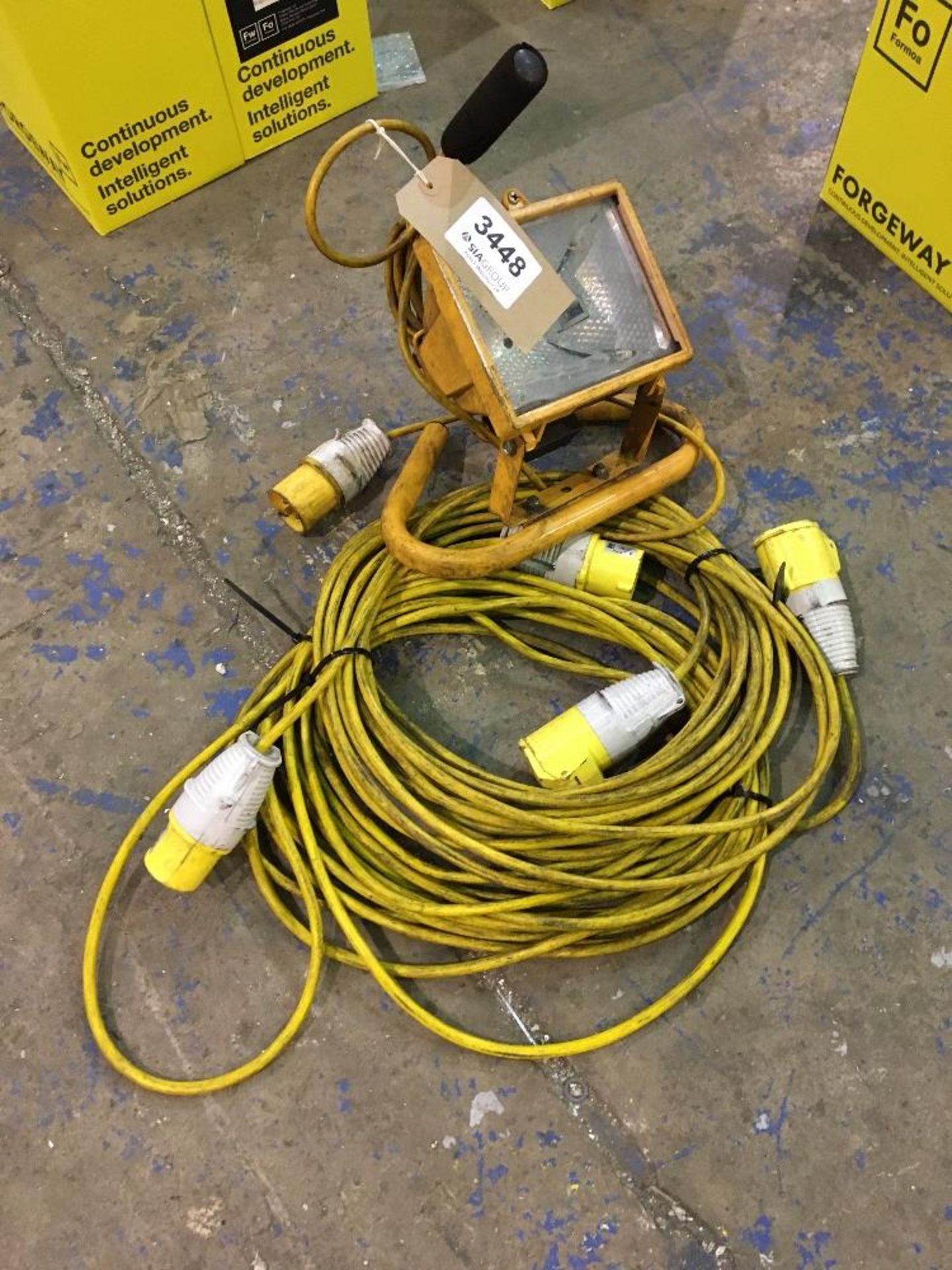 (2) 110v extension cables with 110v floodlight - Image 2 of 2