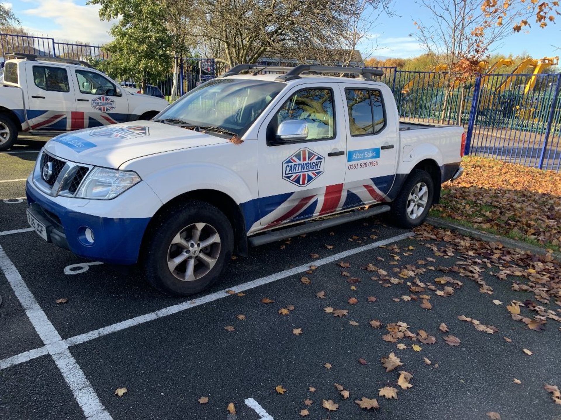 Nissan Navara Diesel Double cab pickup Tekna 2.5dCi 190 4WD - Image 2 of 9