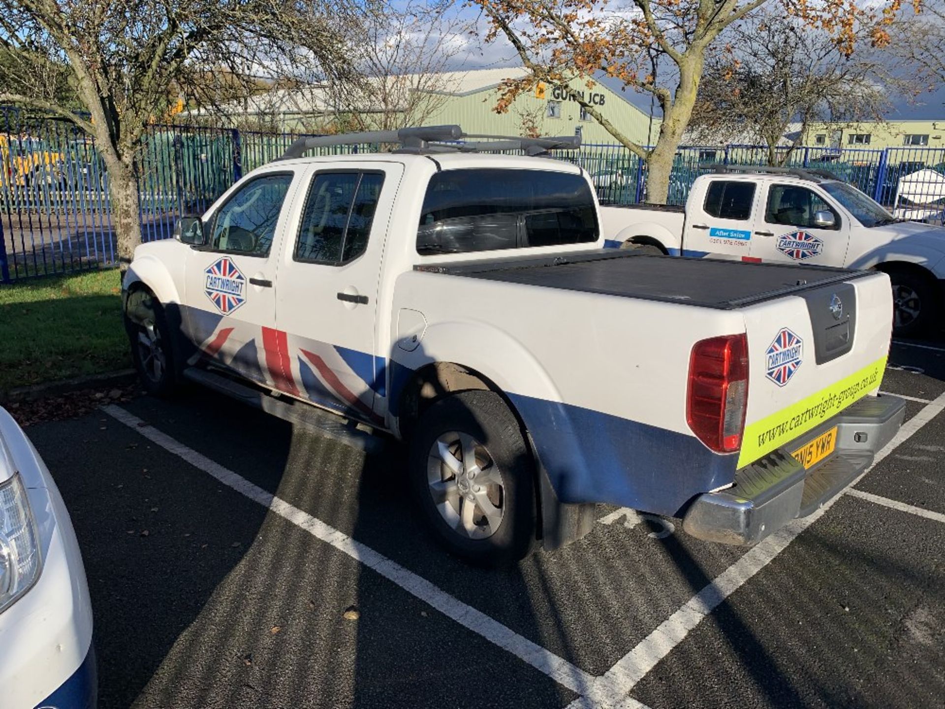 Nissan Navara Diesel Double cab pickup Tekna 2.5dCi 190 4WD - Image 3 of 9