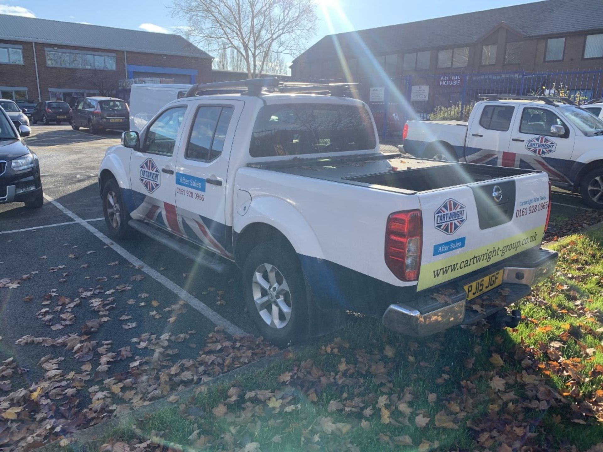 Nissan Navara Diesel Double cab pickup Tekna 2.5dCi 190 4WD - Image 3 of 9