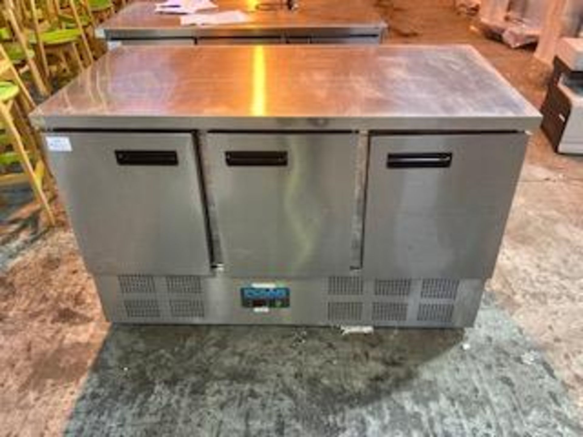 Polar G622 Three Door Stainless Steel 368 Ltr Counter Fridge - Image 2 of 5